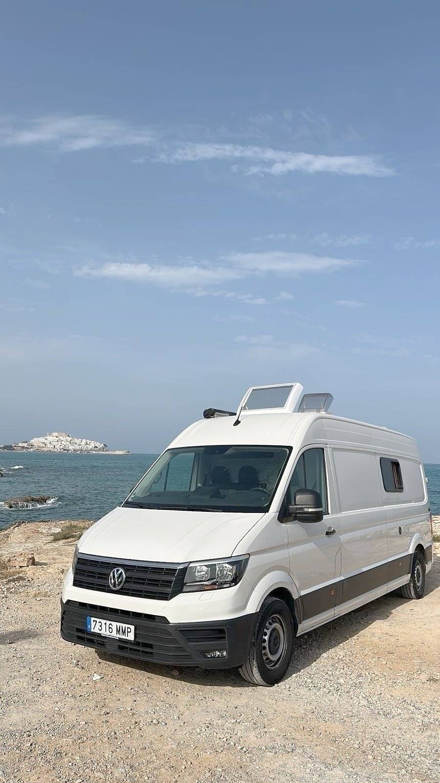 schräge Vorderansicht Volkswagen crafter 177 cv - Yescapa