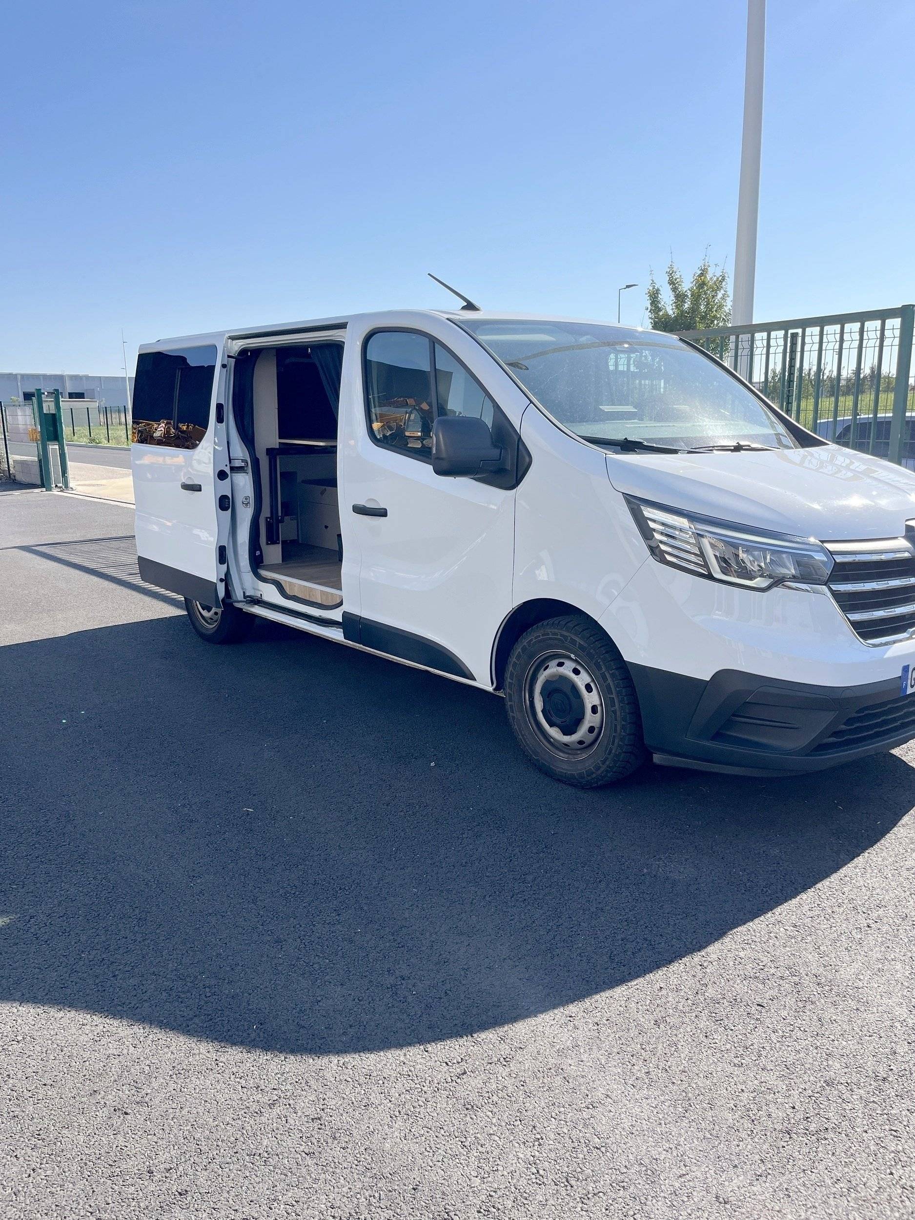 Front view from 3/4 Renault Trafic 3 grand confort DCI 130 cv - Yescapa