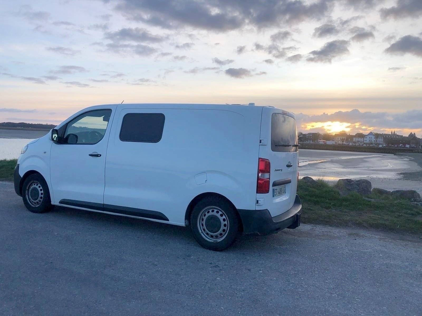 schräge Vorderansicht Citroën Citroën jumpy - Yescapa