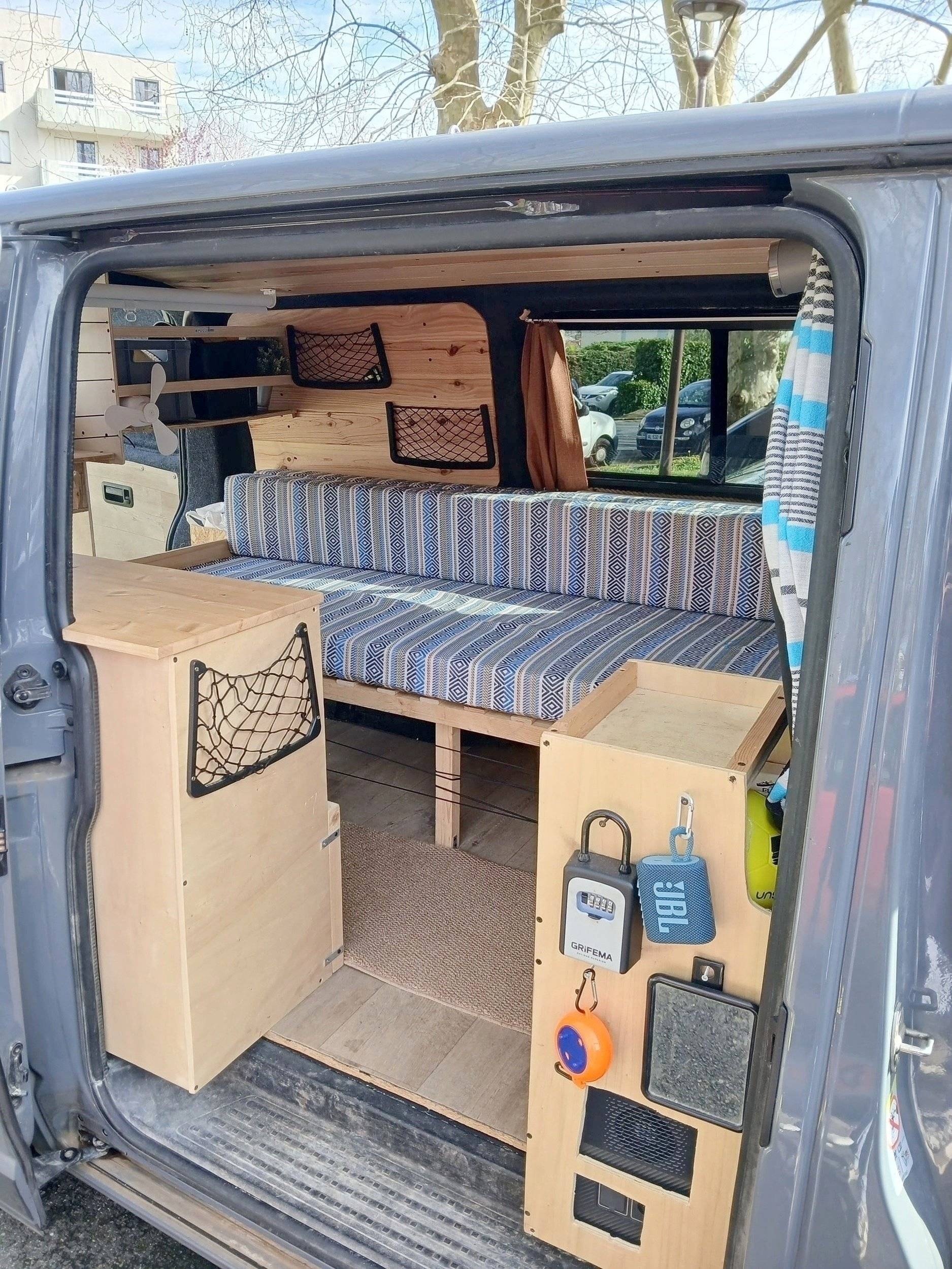 Dining Area Volkswagen Transporter T6 2,0 l 150ch - Yescapa