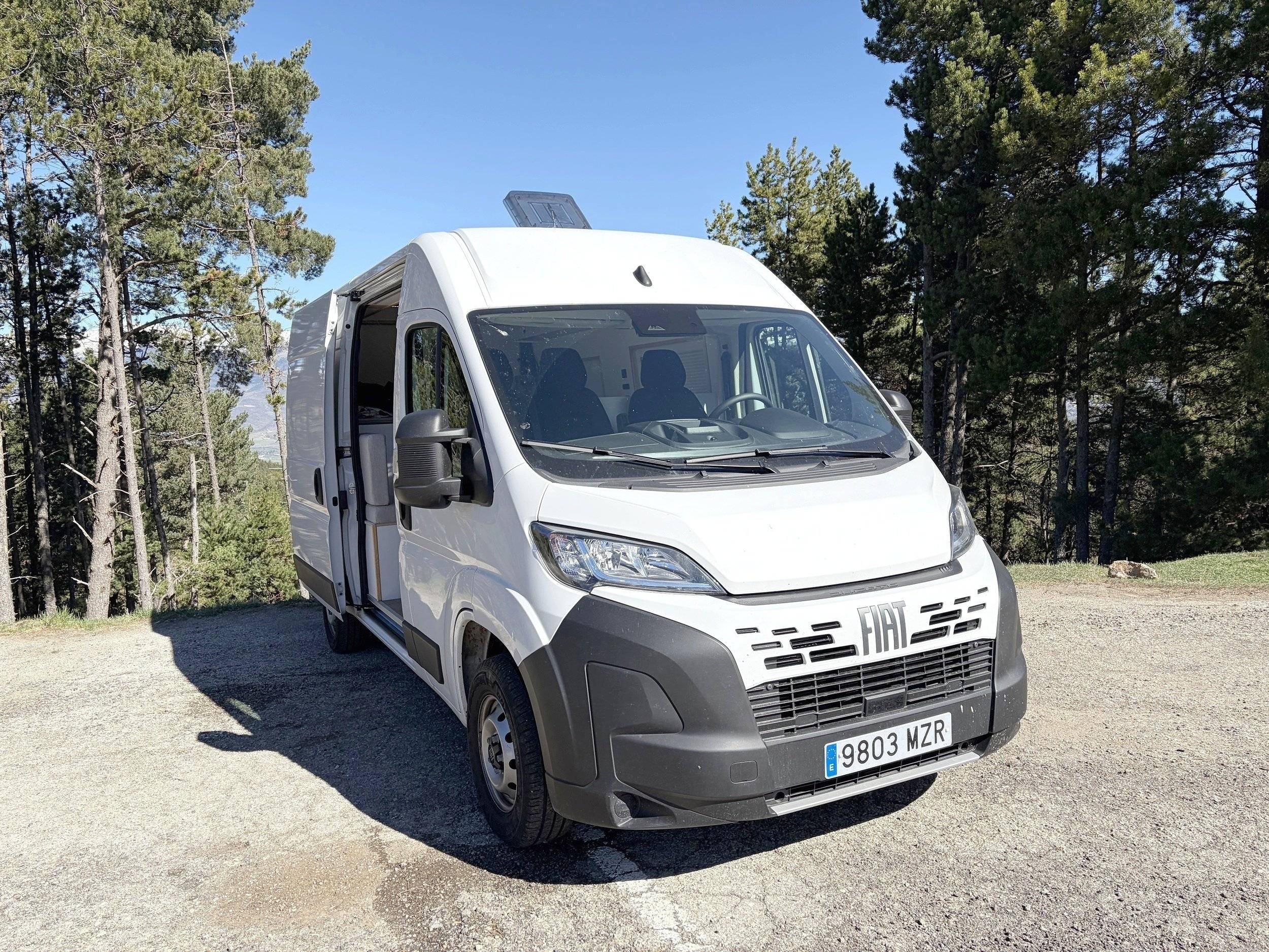 Vue avant de 3/4 Fiat Ducato 2,2 140cv - Yescapa