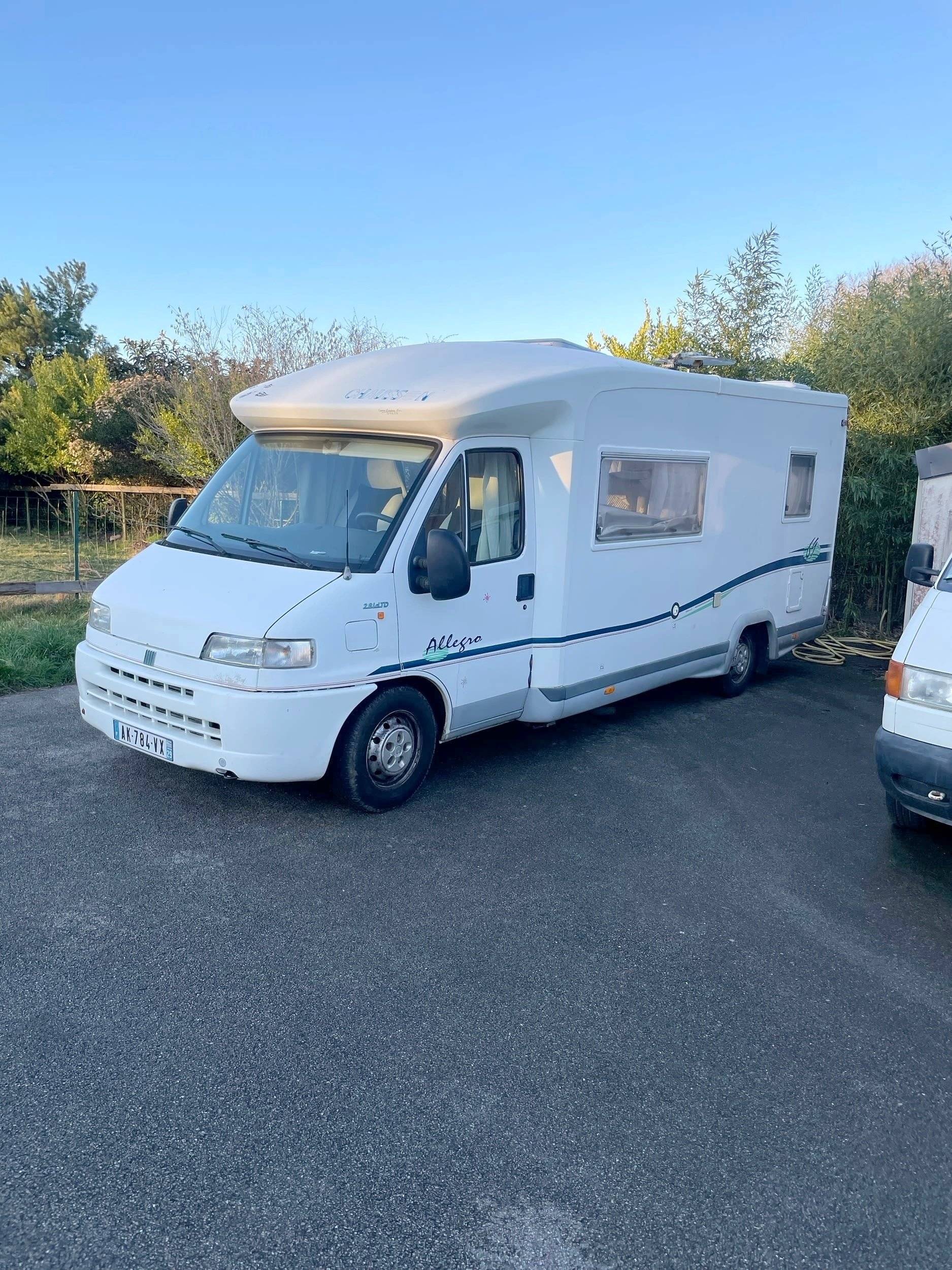 Front view from 3/4 Fiat DUCATO 2,8 IDTD - Yescapa