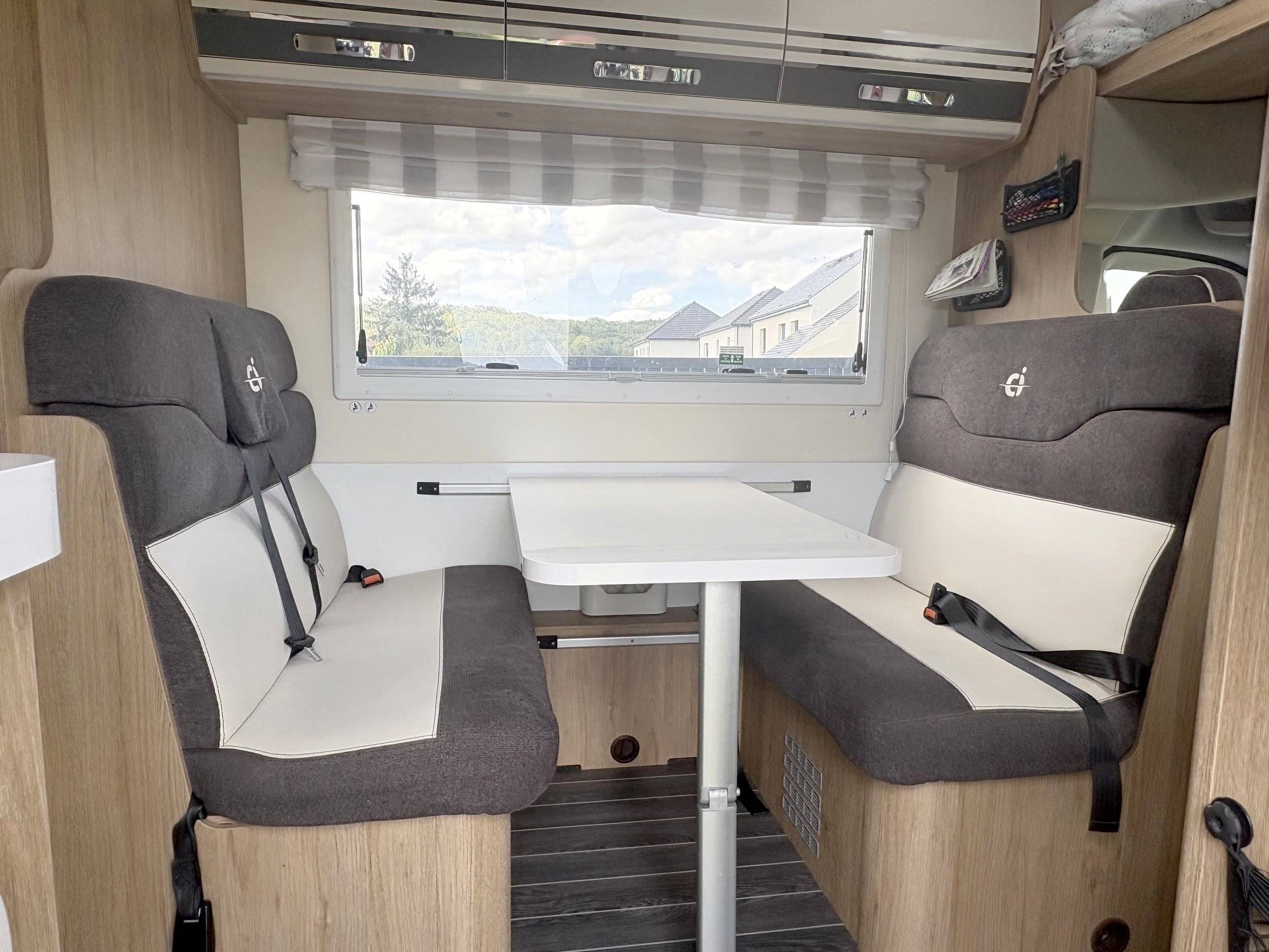 Dining area Ford Transit 155 ch - Yescapa