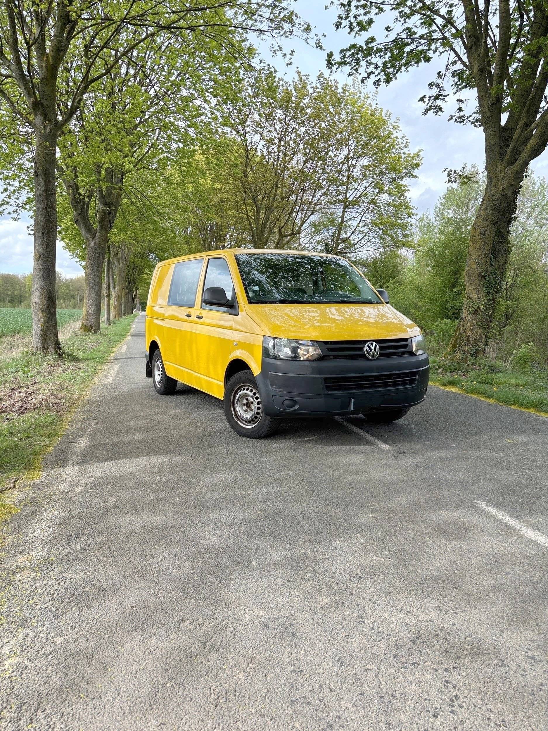 Vista del vehicle angle davanter Volkswagen T5 84 ch - Yescapa