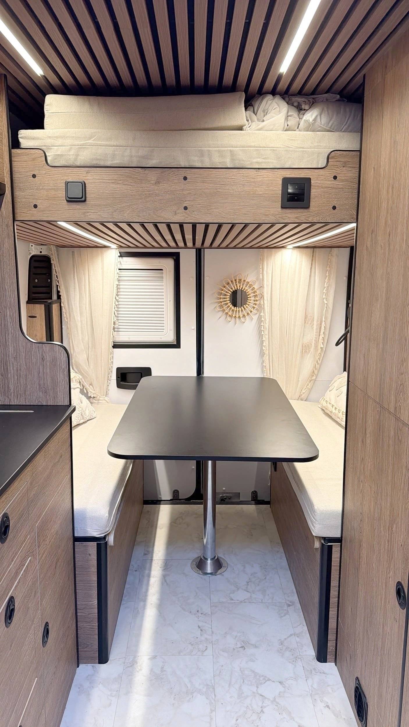 Dining Area Peugeot Boxer 2,2 l hdi 130 ch - Yescapa