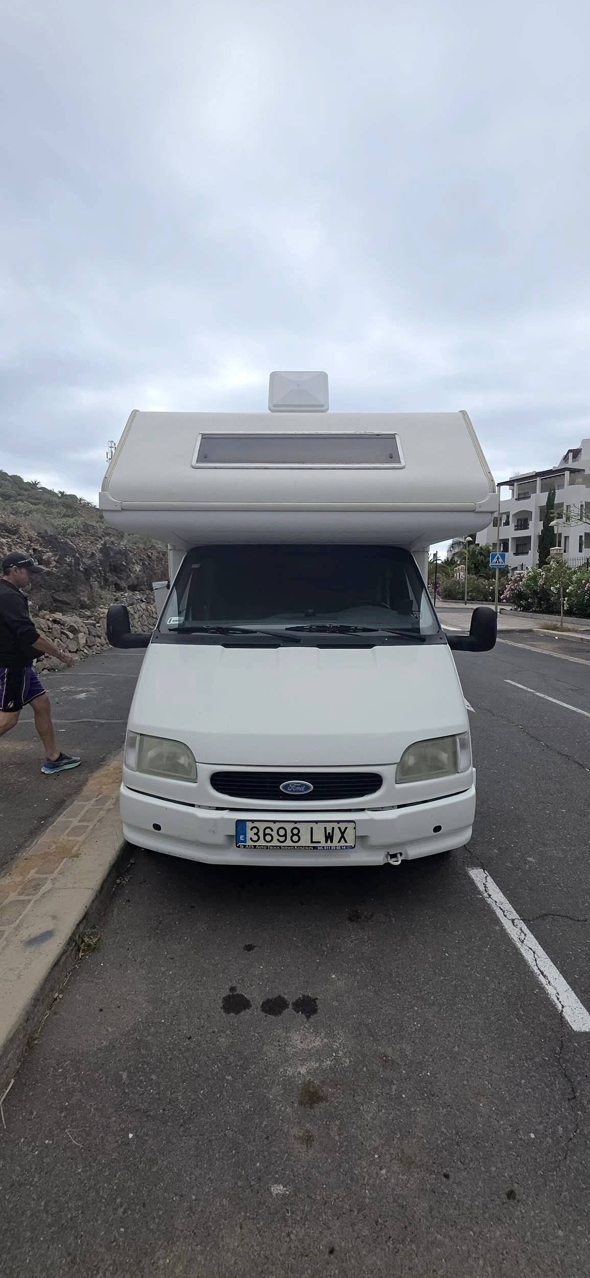 Front view from 3/4 Ford Transit 2,5 l TDCi 140 ch. - Yescapa