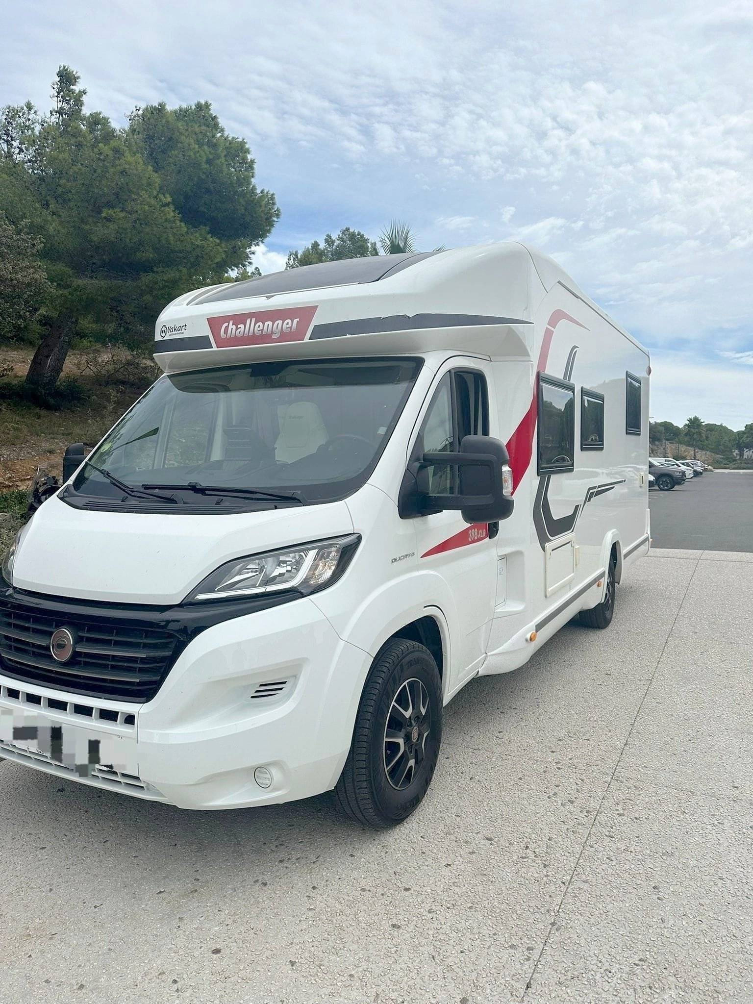 schräge Vorderansicht Fiat 2,3 l 130 ch - Yescapa