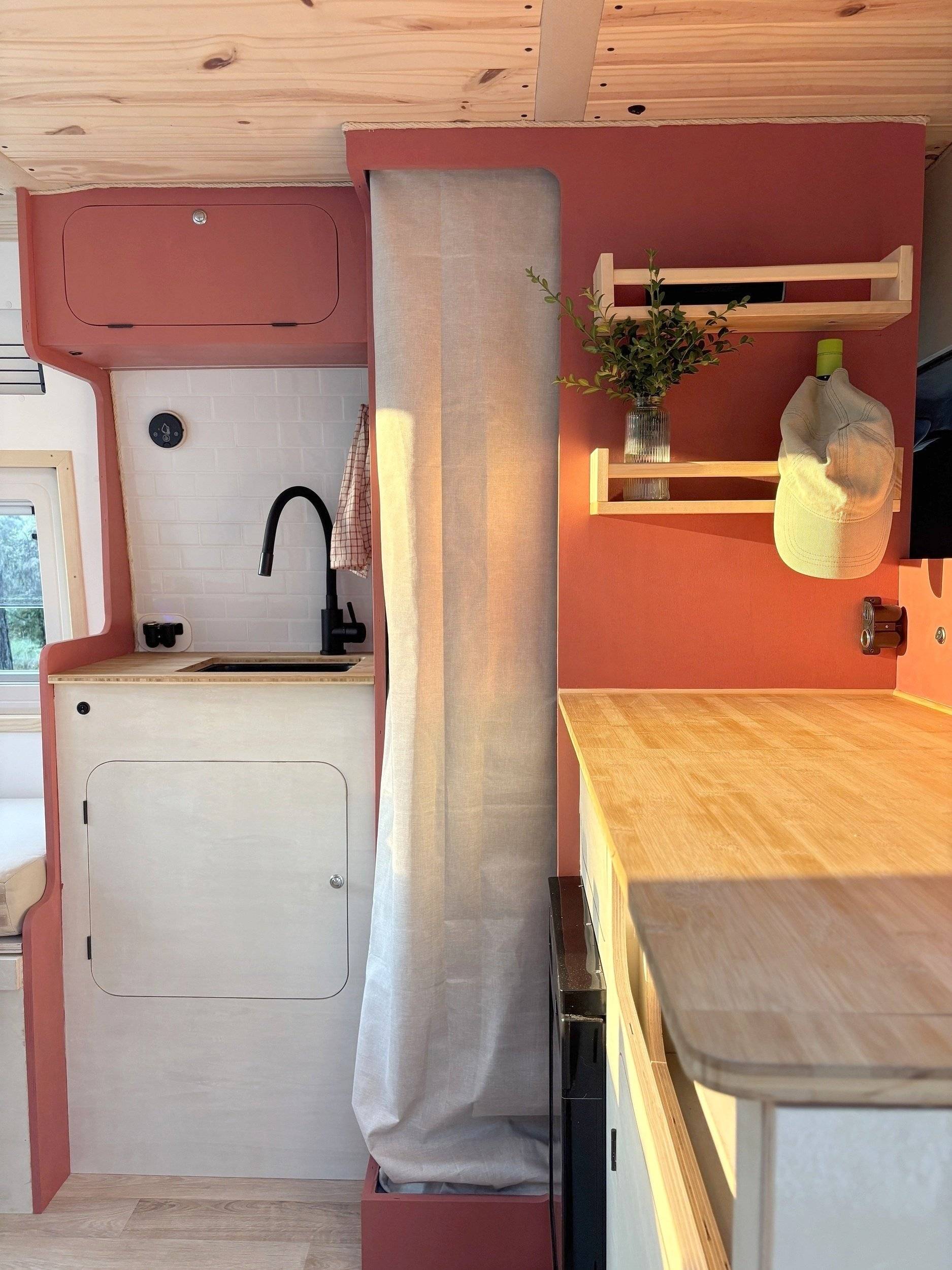 Kochnische Ford Transit L2H2 - Yescapa