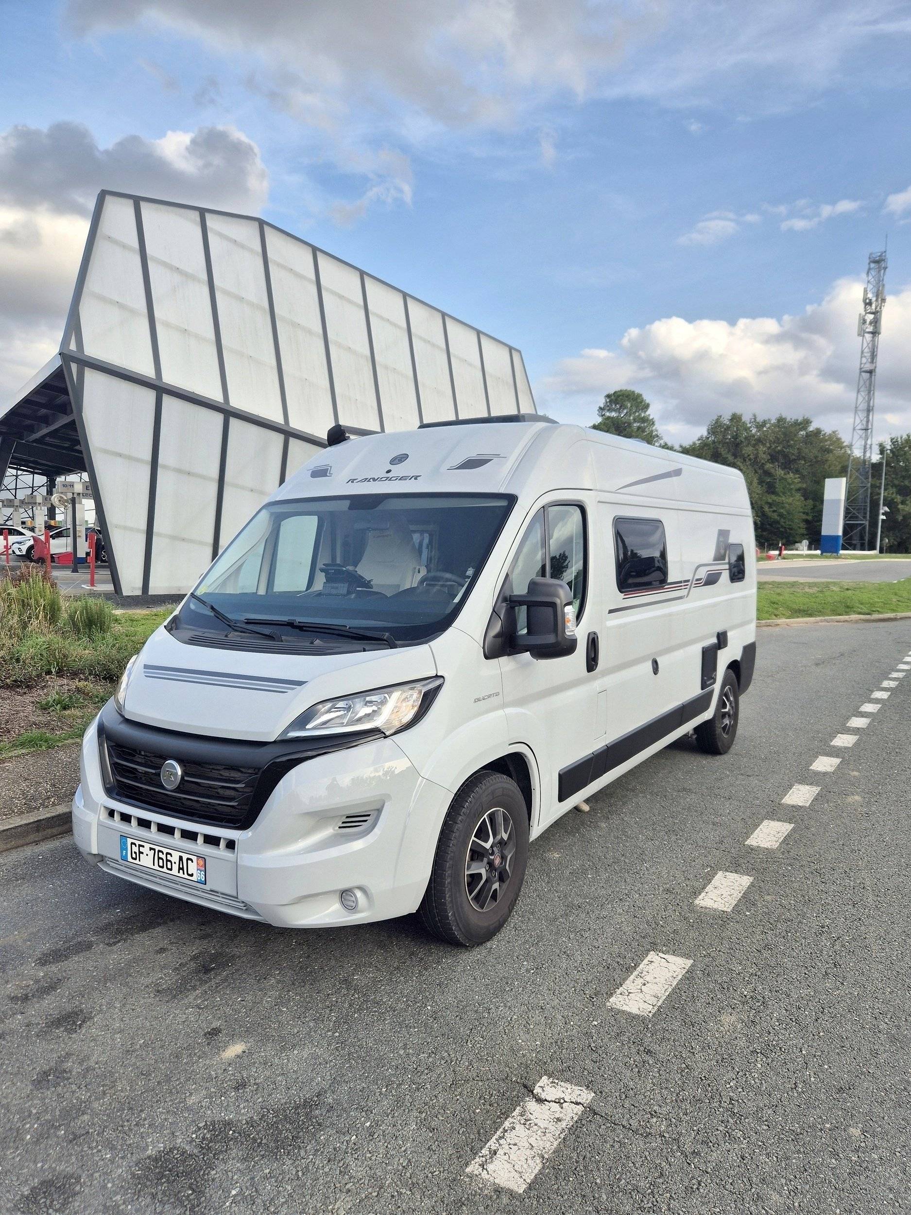 Vista del vehicle angle davanter Fiat Fiat ducato 2,2 140 cv - Yescapa