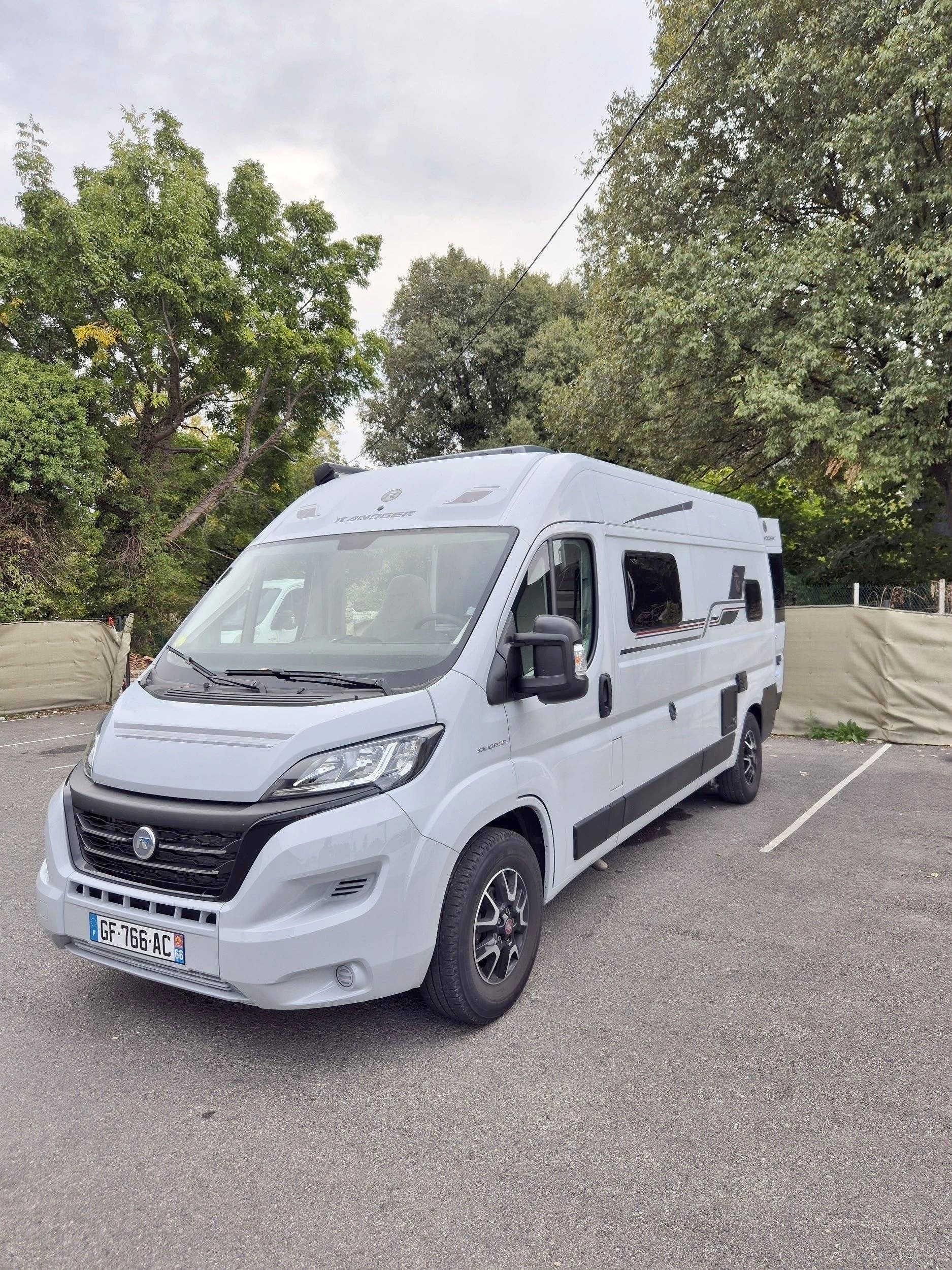 Vista frontale a ¾ Fiat Fiat ducato 2,2 140 cv - Yescapa