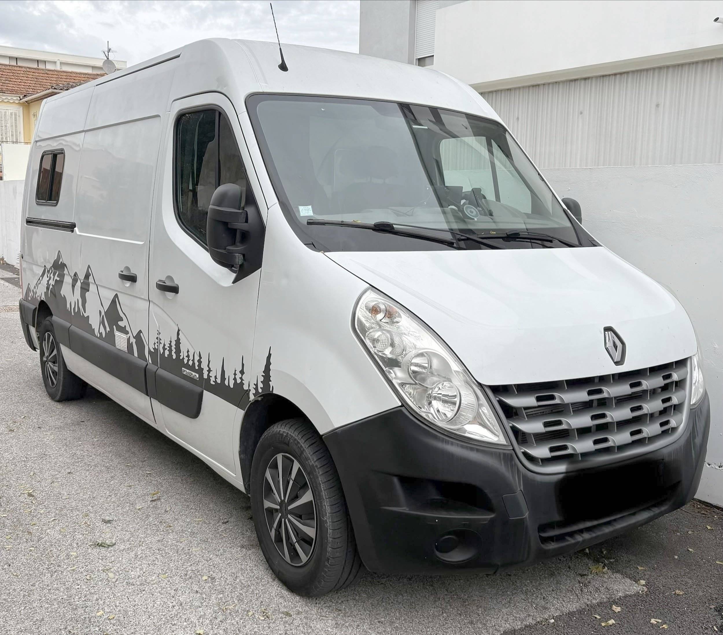 Vista frontale a ¾ Renault Master 2,5 l dCi 100 ch. - Yescapa