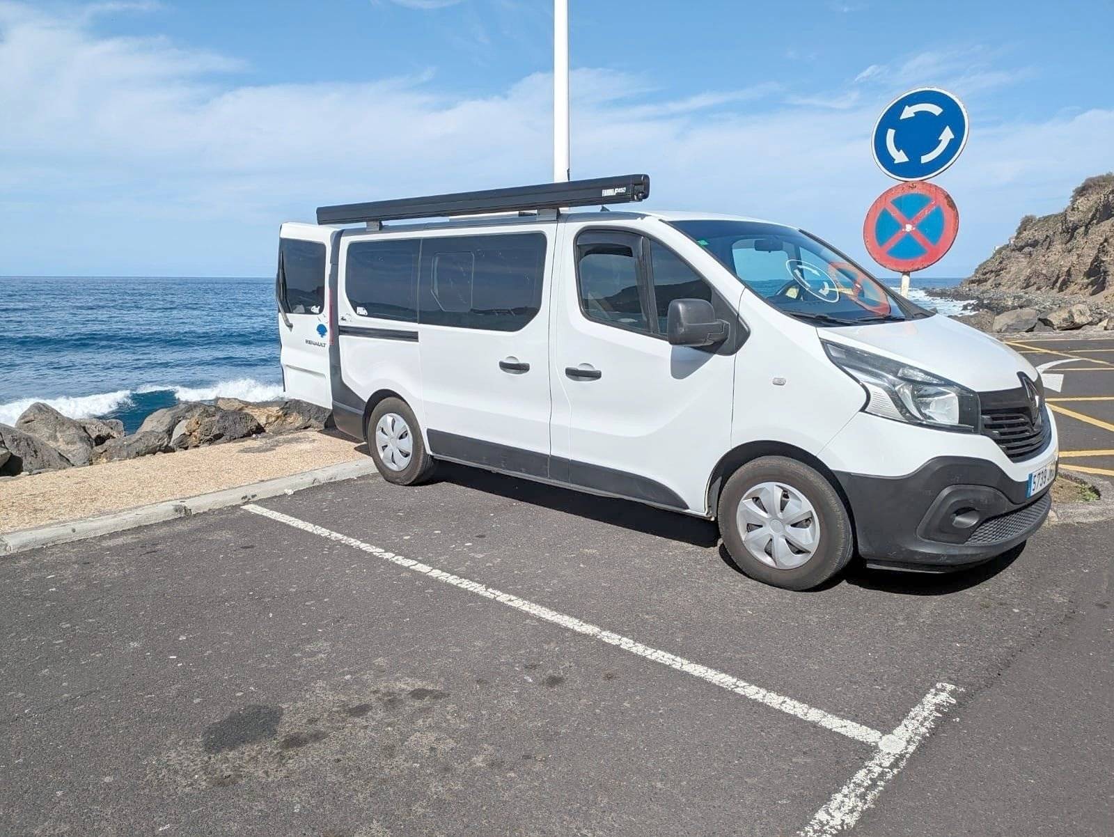 Vista frontale a ¾ Renault Trafic 1,6 l 115 ch - Yescapa