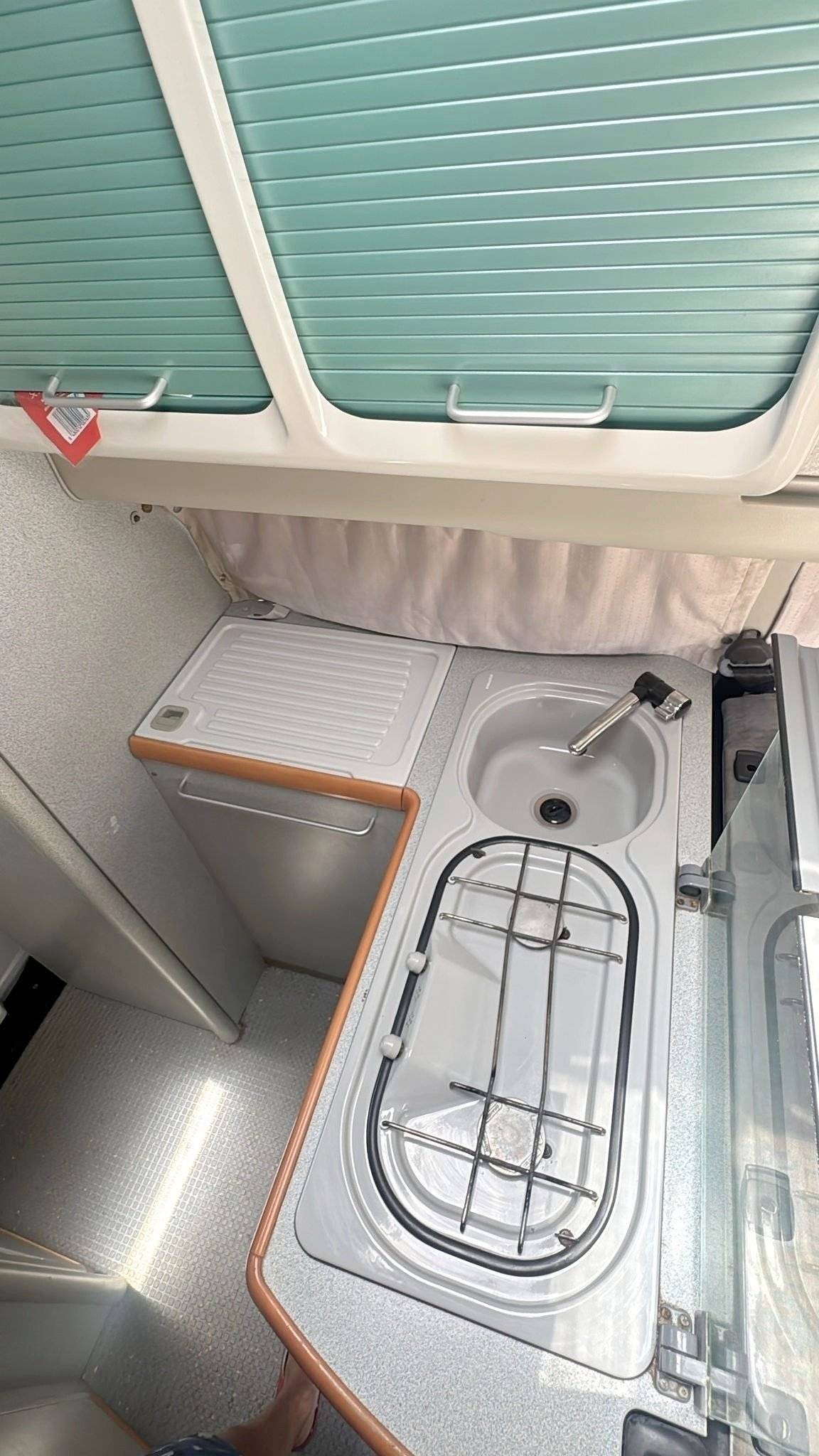 Angolo cucina Volkswagen Transporter t4 california exclusive 2.5 tdi 150 ch - Yescapa