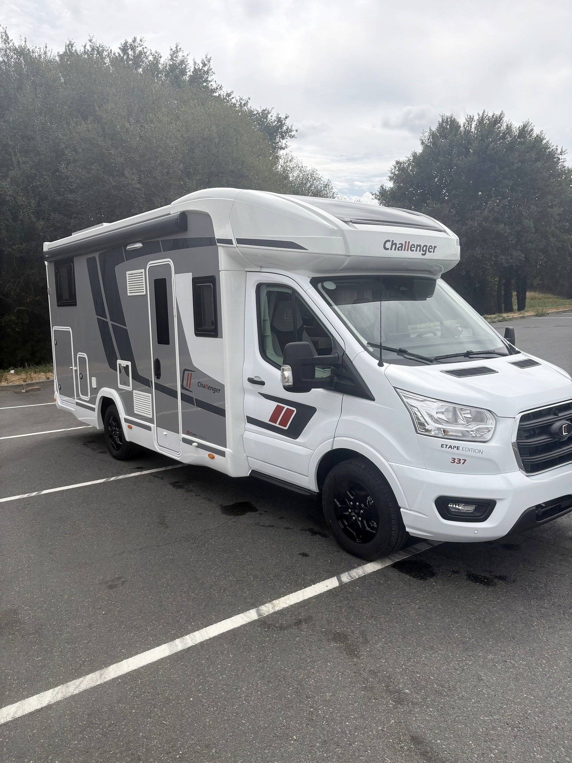 Front view from 3/4 Ford - Yescapa