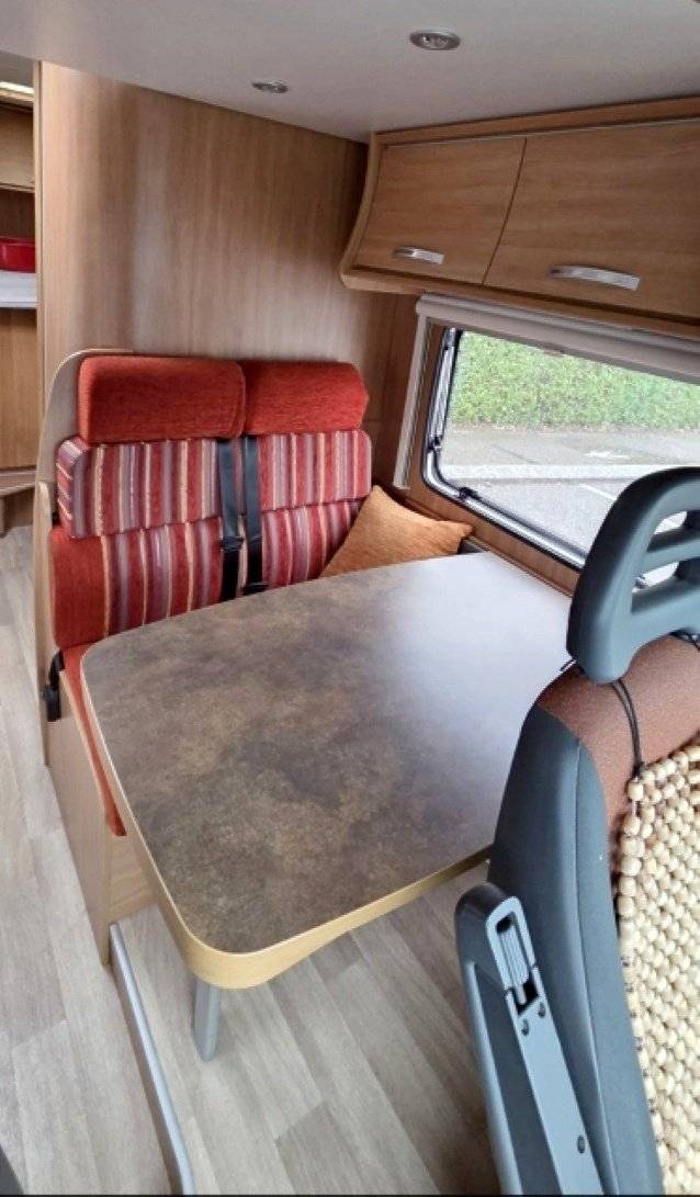 Menjador Fiat Ducato - Yescapa