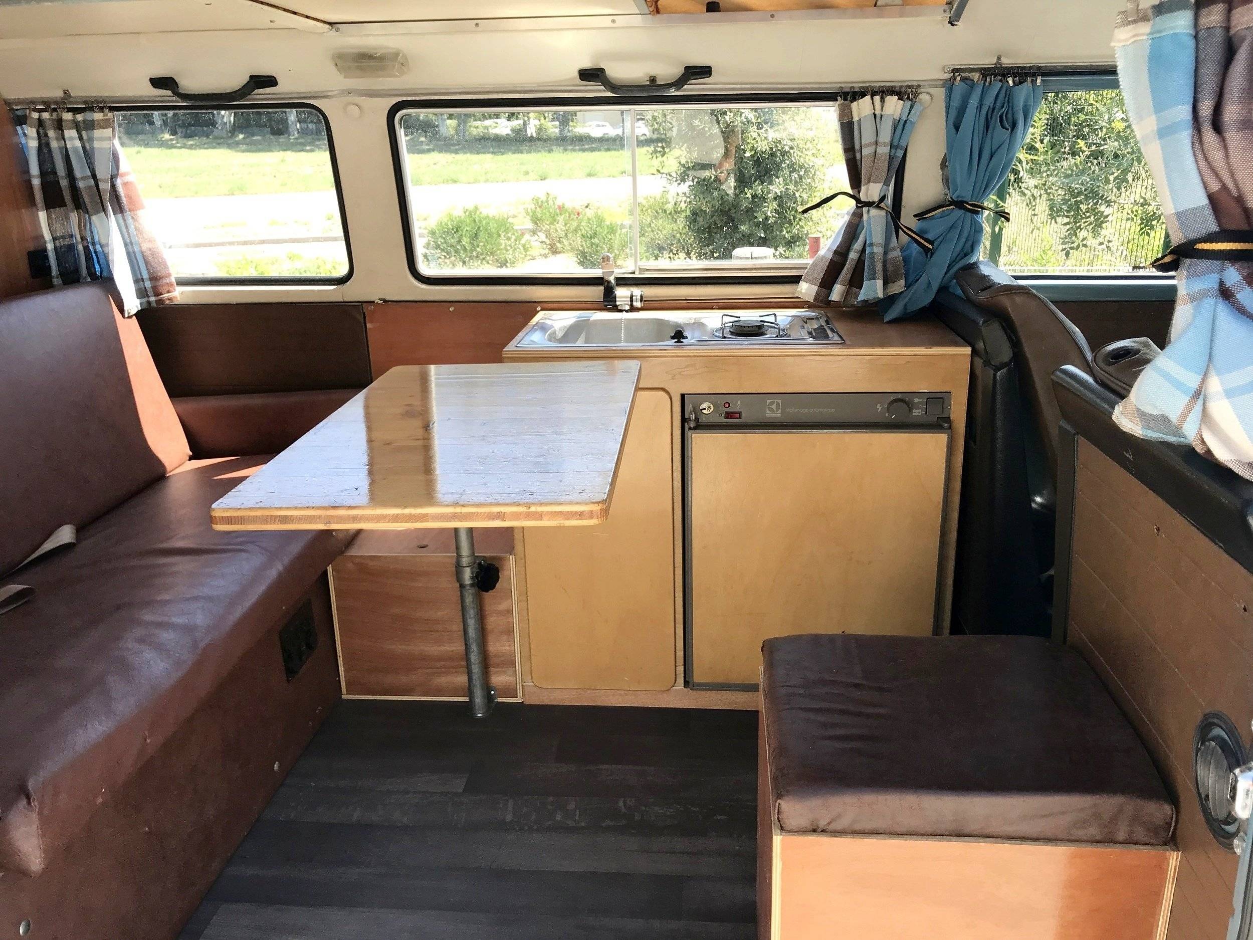 Dining Area Volkswagen Combi Bay WindowT2 - Yescapa