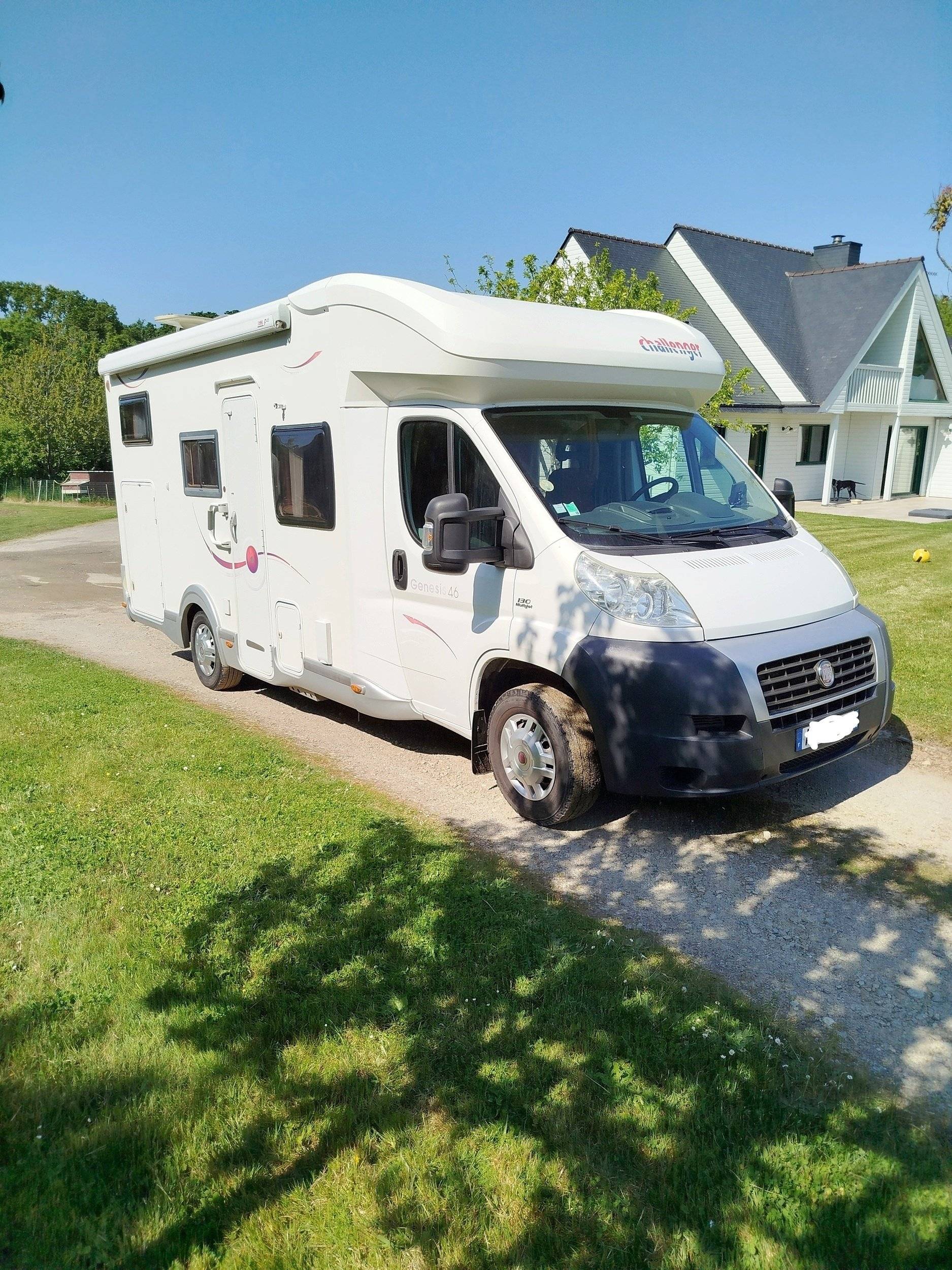 Vue avant de 3/4 Fiat Ducato 2,2 l Multijet 130 ch. - Yescapa