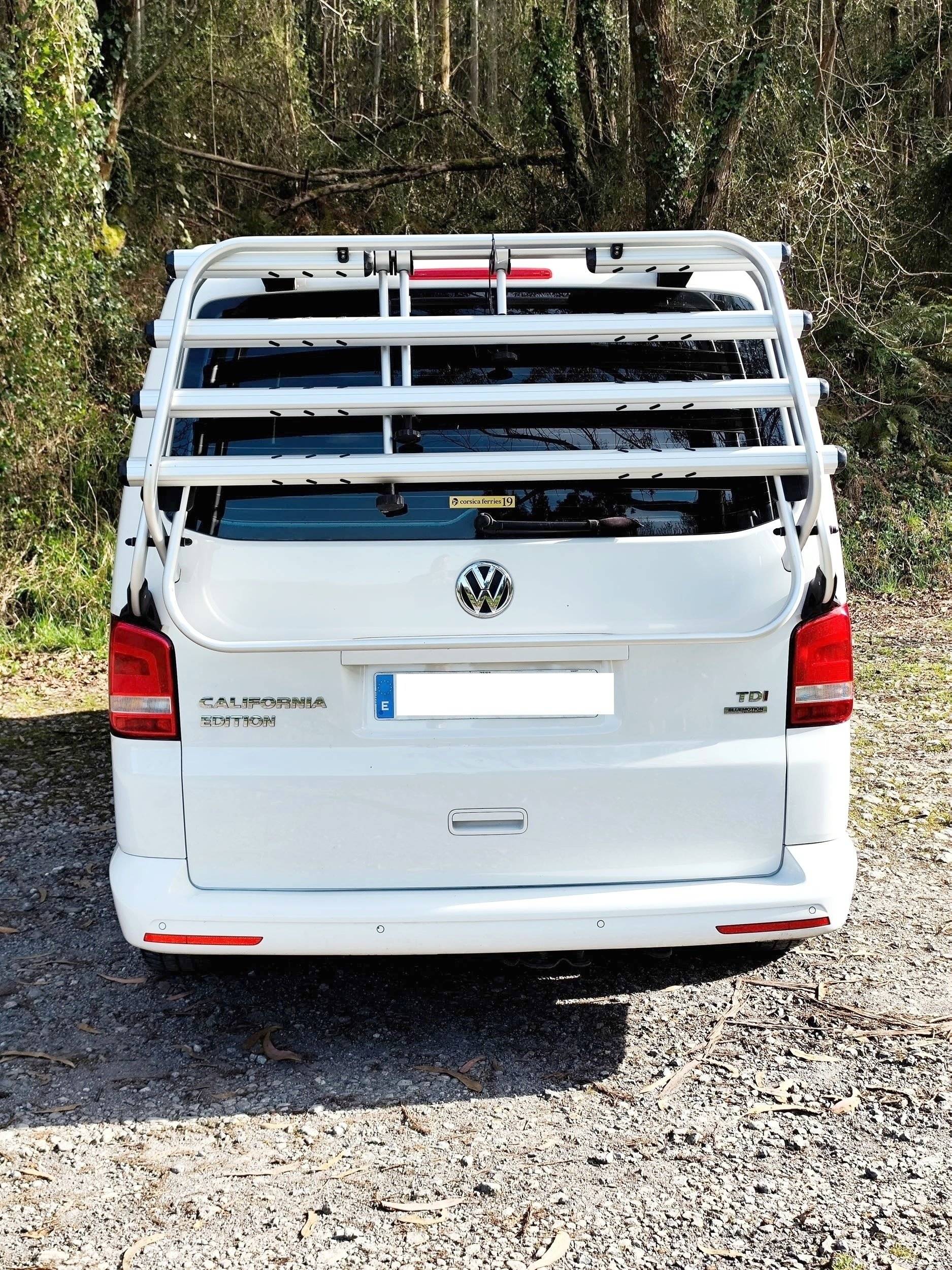 Rear view Volkswagen T5 2,0 l 102 ch - Yescapa
