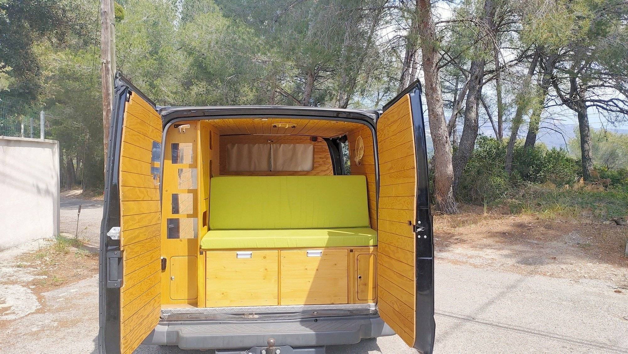 Vista posteriore Ford Transit - Yescapa