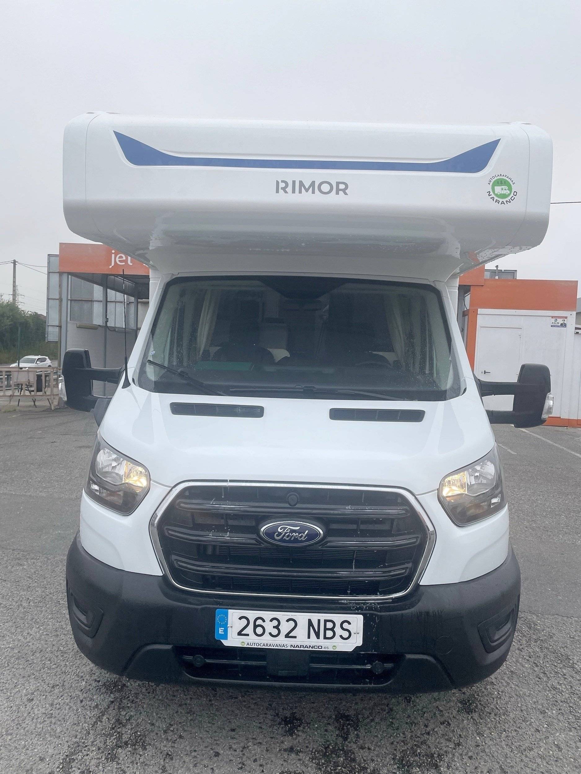 Voorkant 3/4 Ford Transit 155 ch - Yescapa