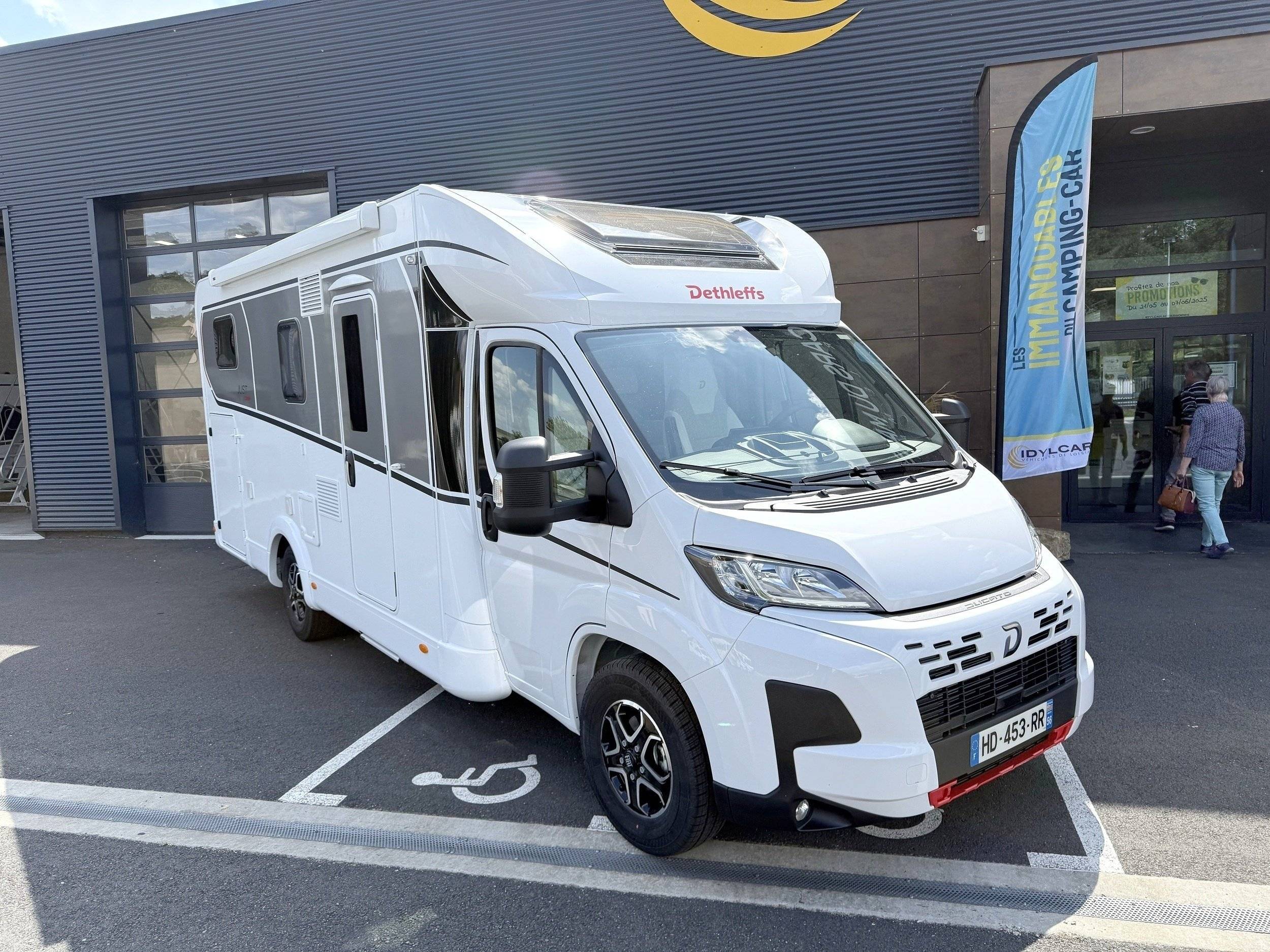 Vue avant de 3/4 Fiat Ducato 2,2 140 cv AUTOMATIQUE - Yescapa