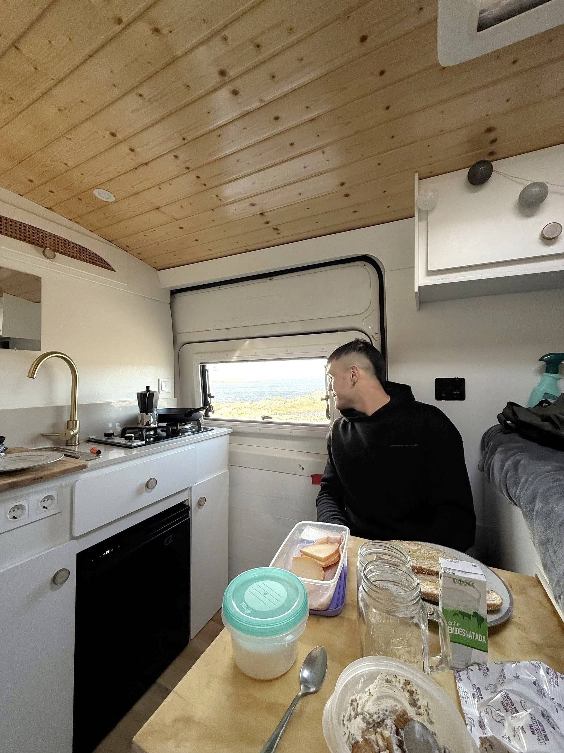 Área de jantar Peugeot Boxer - Yescapa