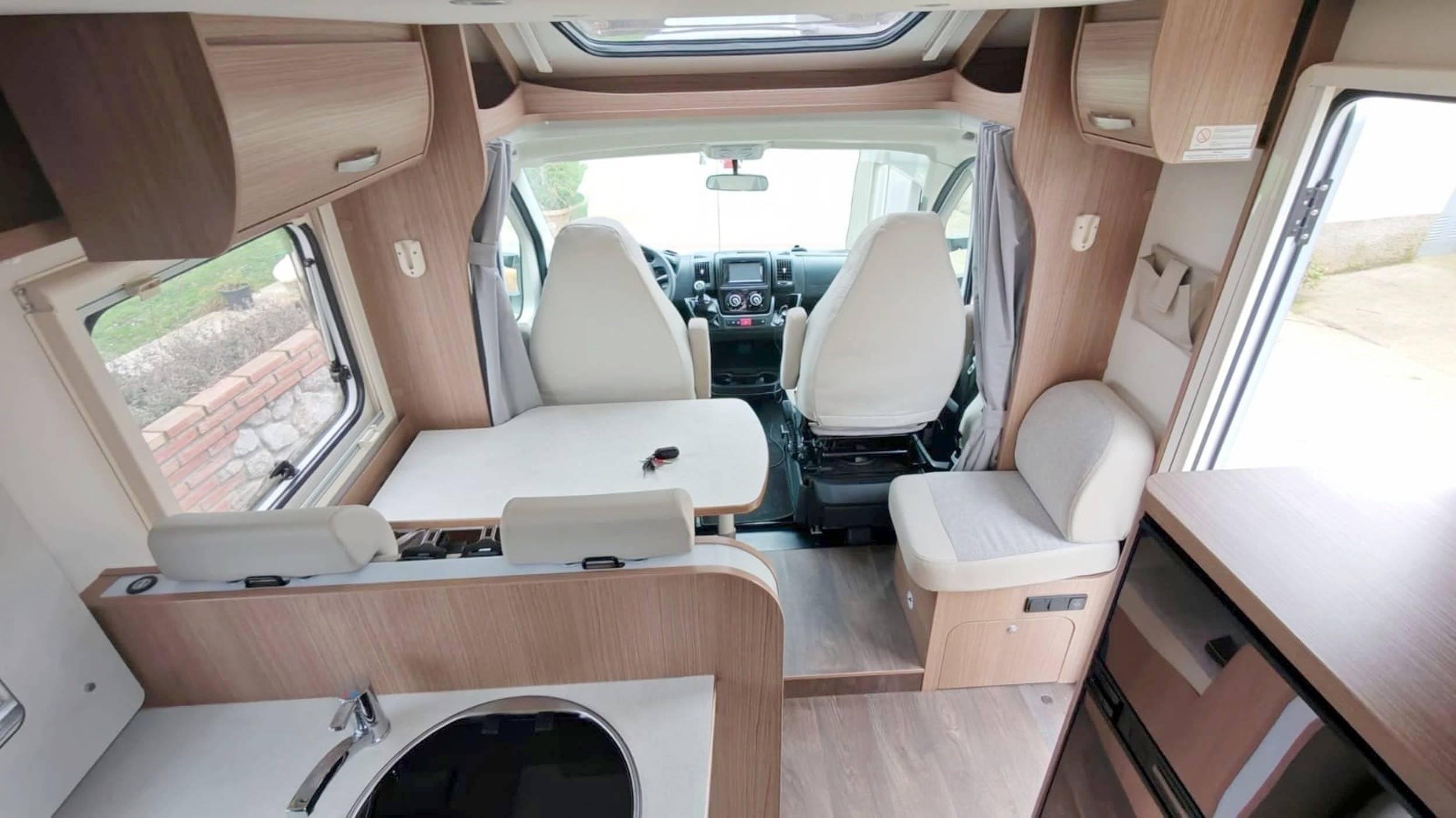 Dining Area Fiat Ducato 2,3 l 140 CV - Yescapa