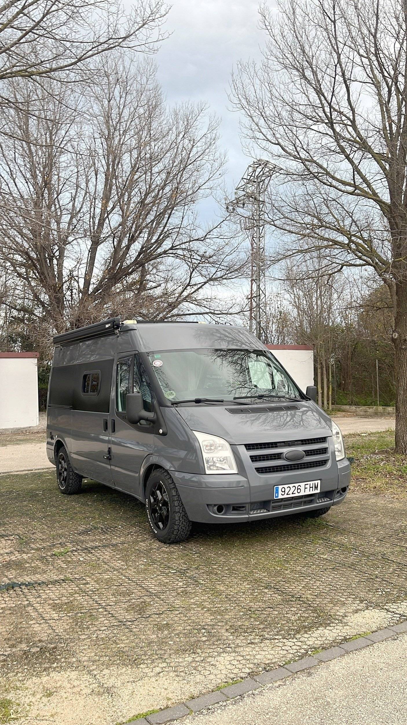 schräge Vorderansicht Ford Transit 2,2 l TDCi 110 ch. - Yescapa