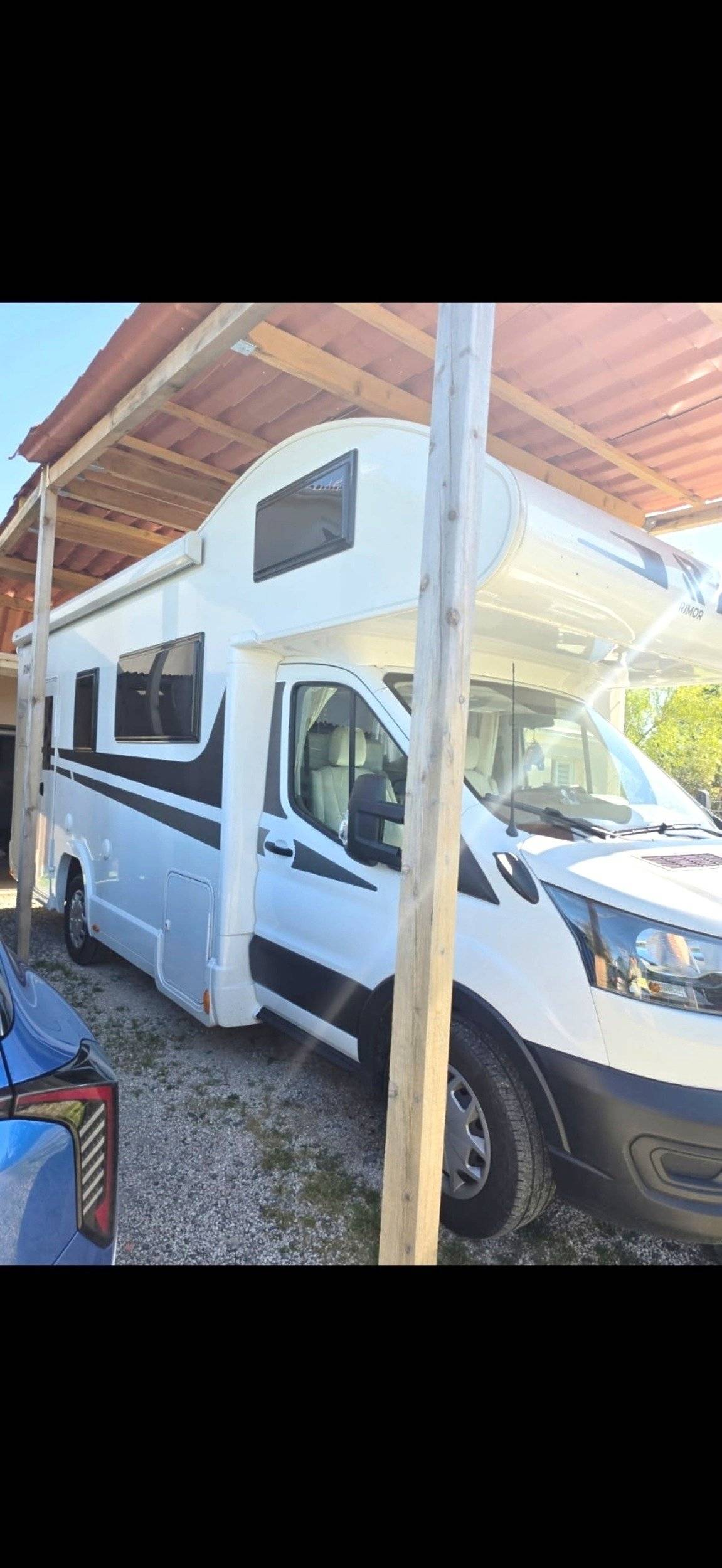 schräge Vorderansicht Ford Transit 2,0 l 155 ch - Yescapa