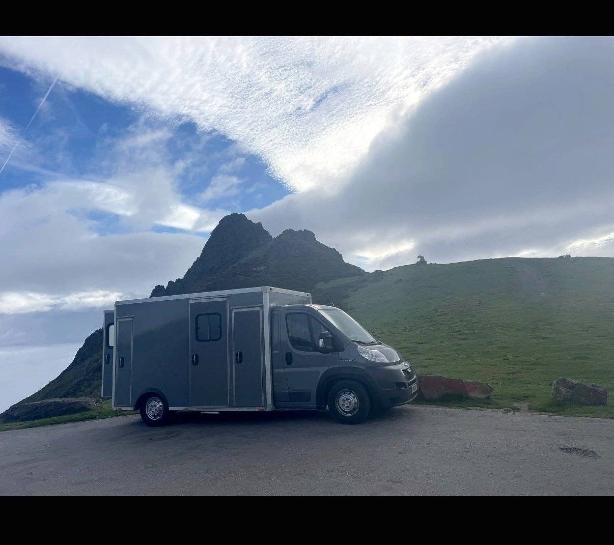 Front view from 3/4 Peugeot Boxer - Yescapa