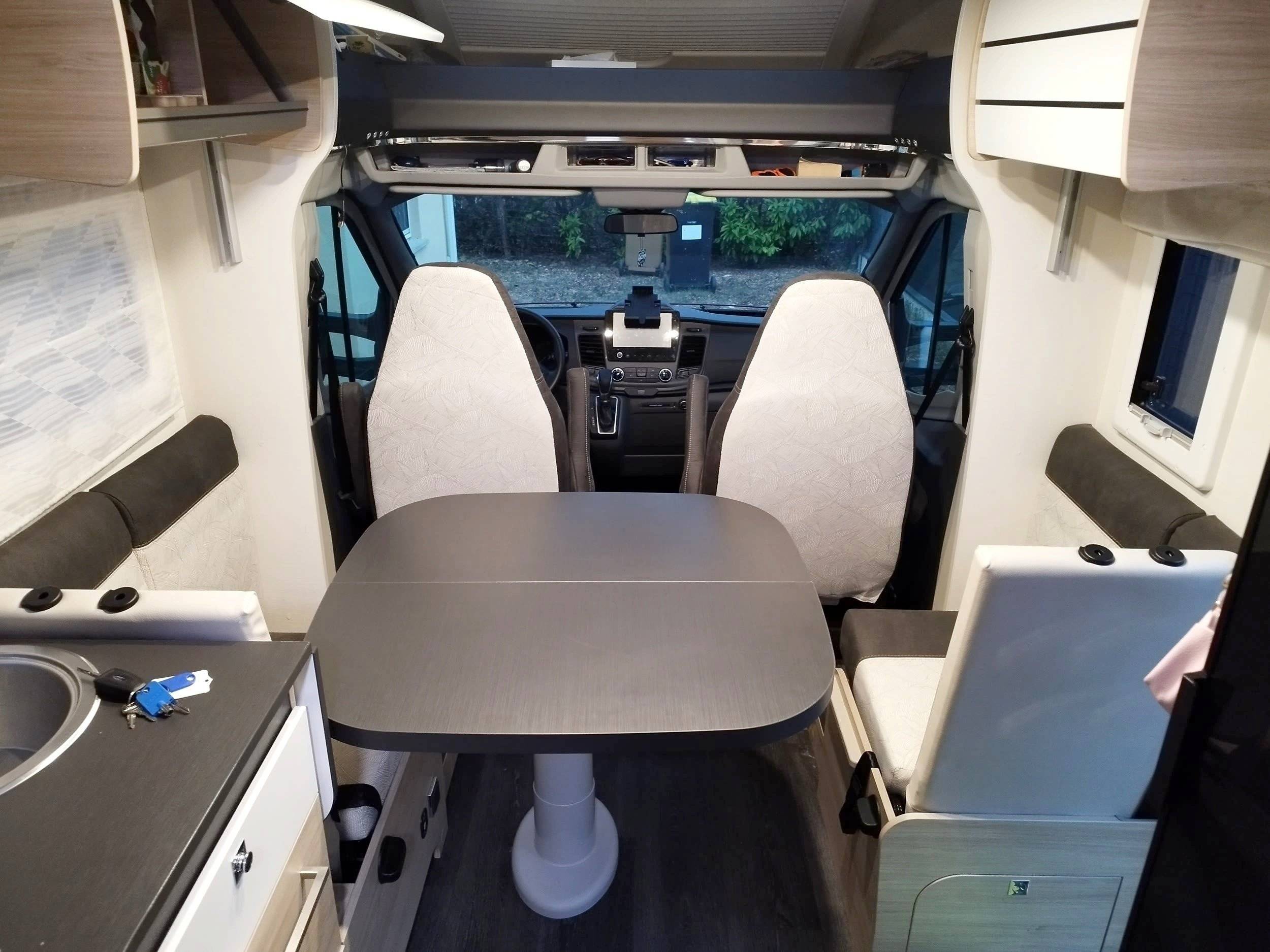 Dining Area Ford Transit 2,0 l 170 ch - Yescapa