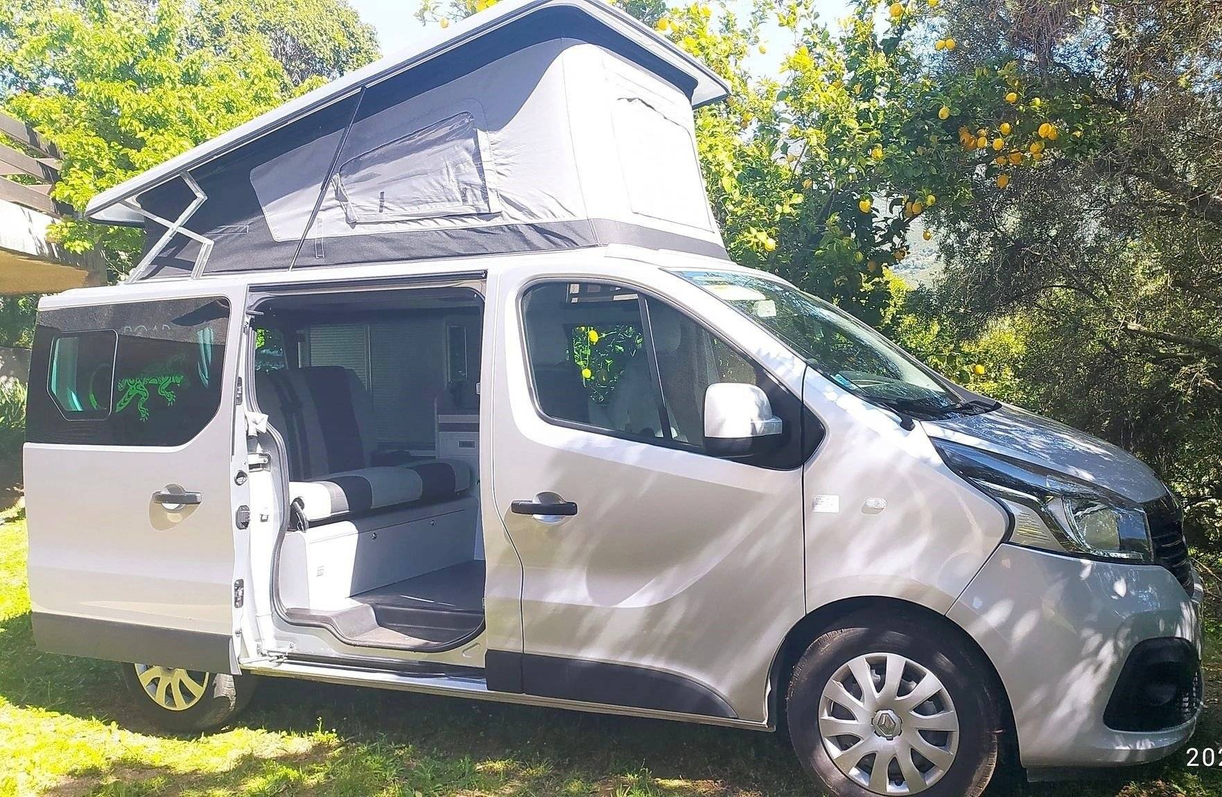 Vista frontale a ¾ Renault Trafic 1,6 l 125 ch - Yescapa