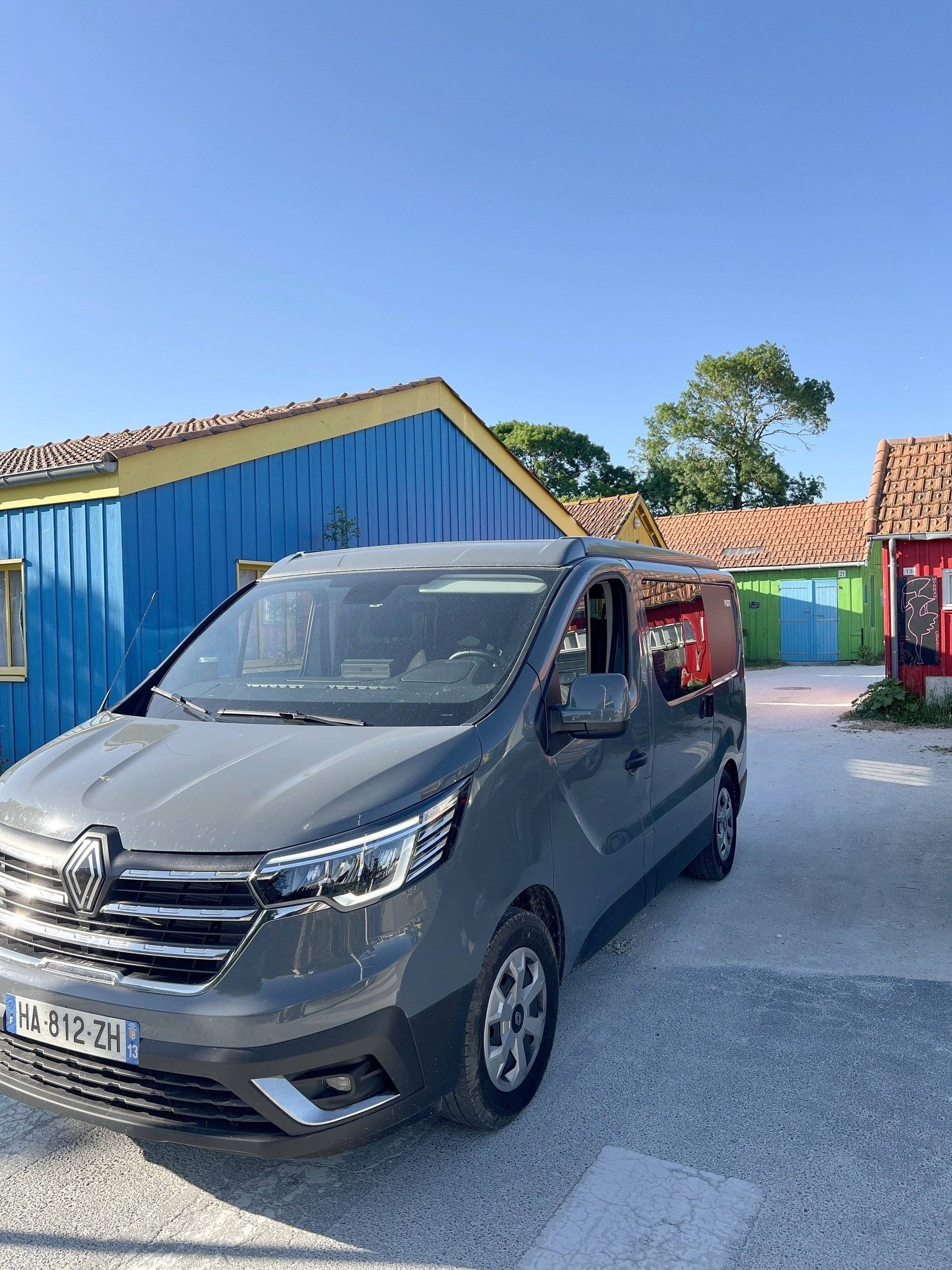 schräge Vorderansicht Renault Trafic 2,5 l 150 ch - Yescapa