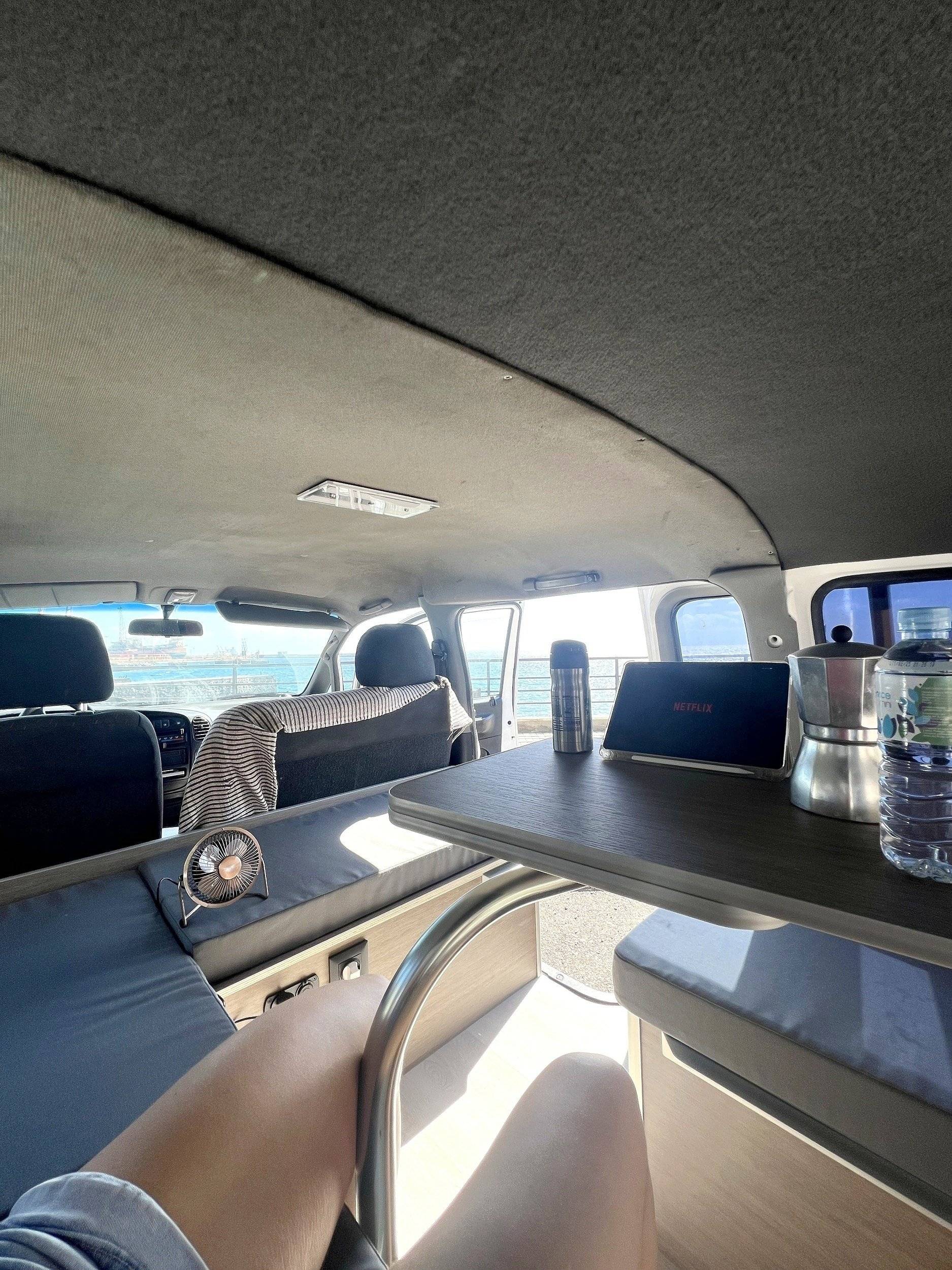 Área de jantar Hyundai H1 - Yescapa