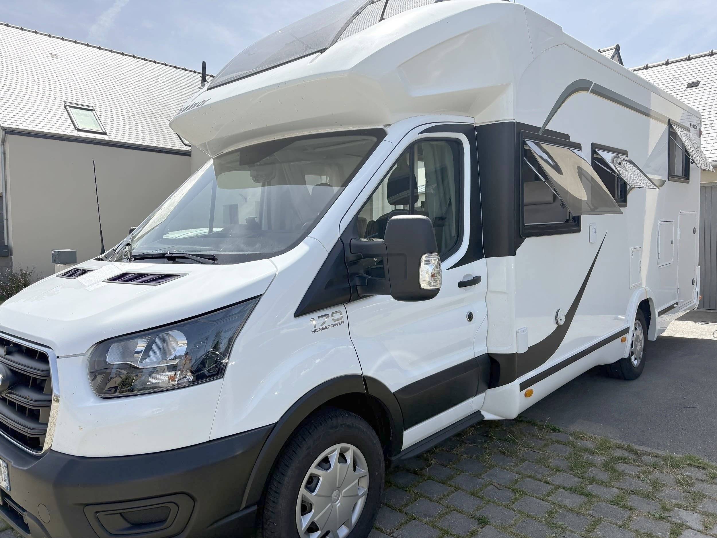 Vista de 3/4 Ford Transit 2,0 l 170 ch - Yescapa