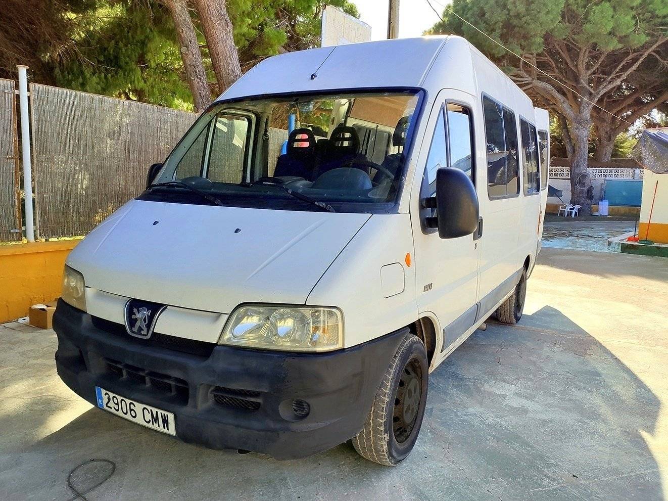 Front view from 3/4 Peugeot Boxer 2,2L HDI 100CH - Yescapa