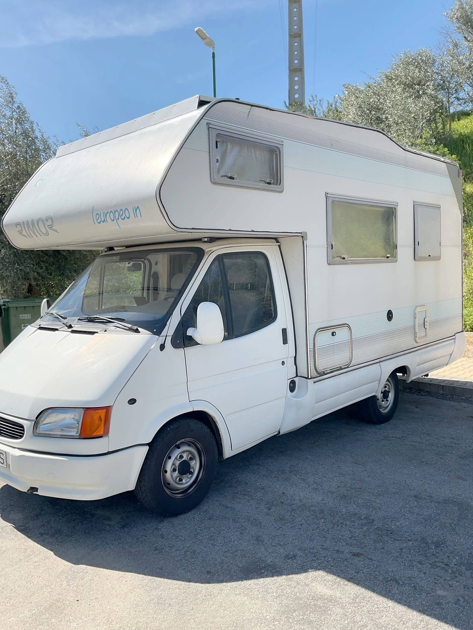 schräge Vorderansicht Ford Transit 2,5 l TDCi 140 ch. - Yescapa