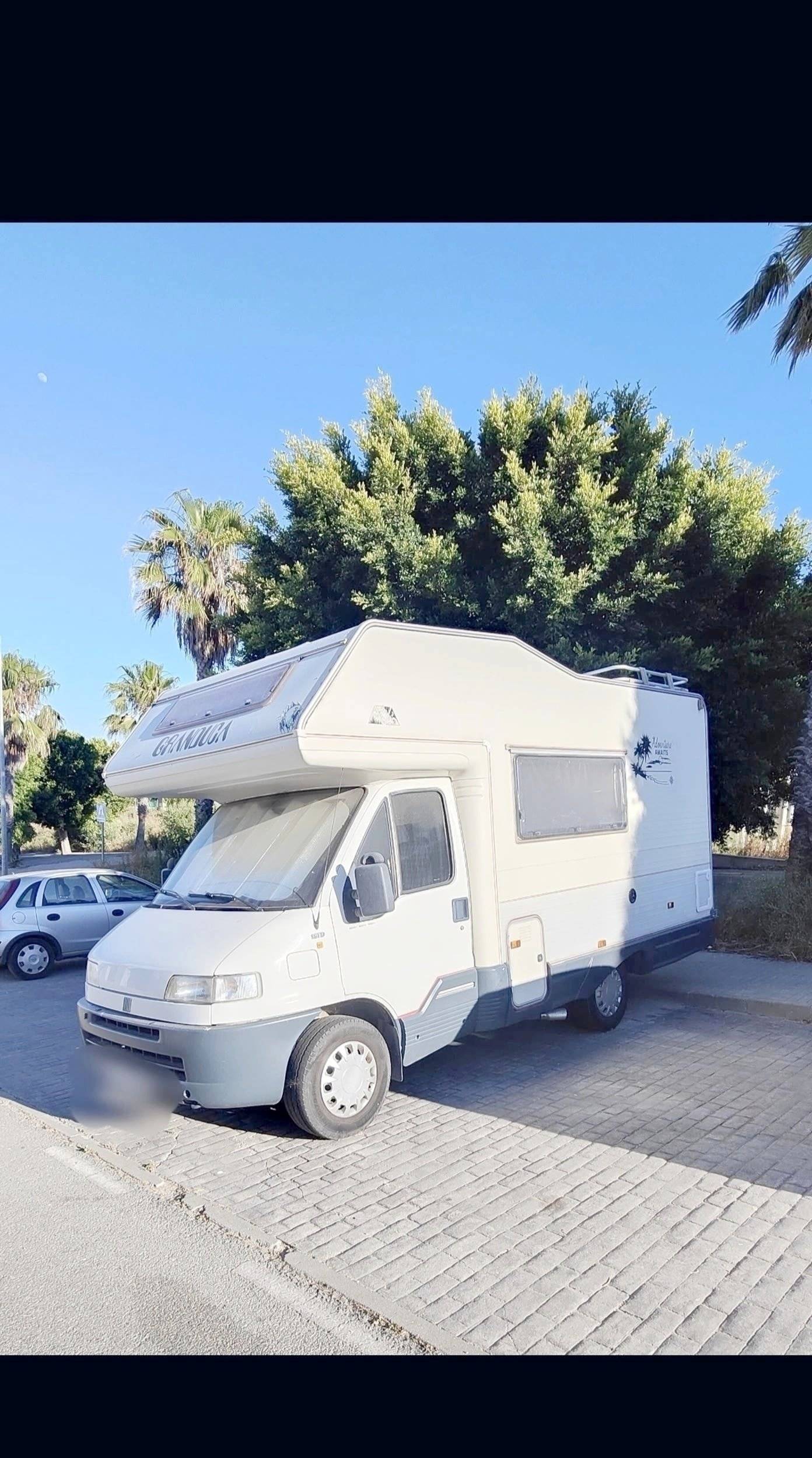 Vista del vehicle angle davanter Fiat Ducato 1.9 - Yescapa
