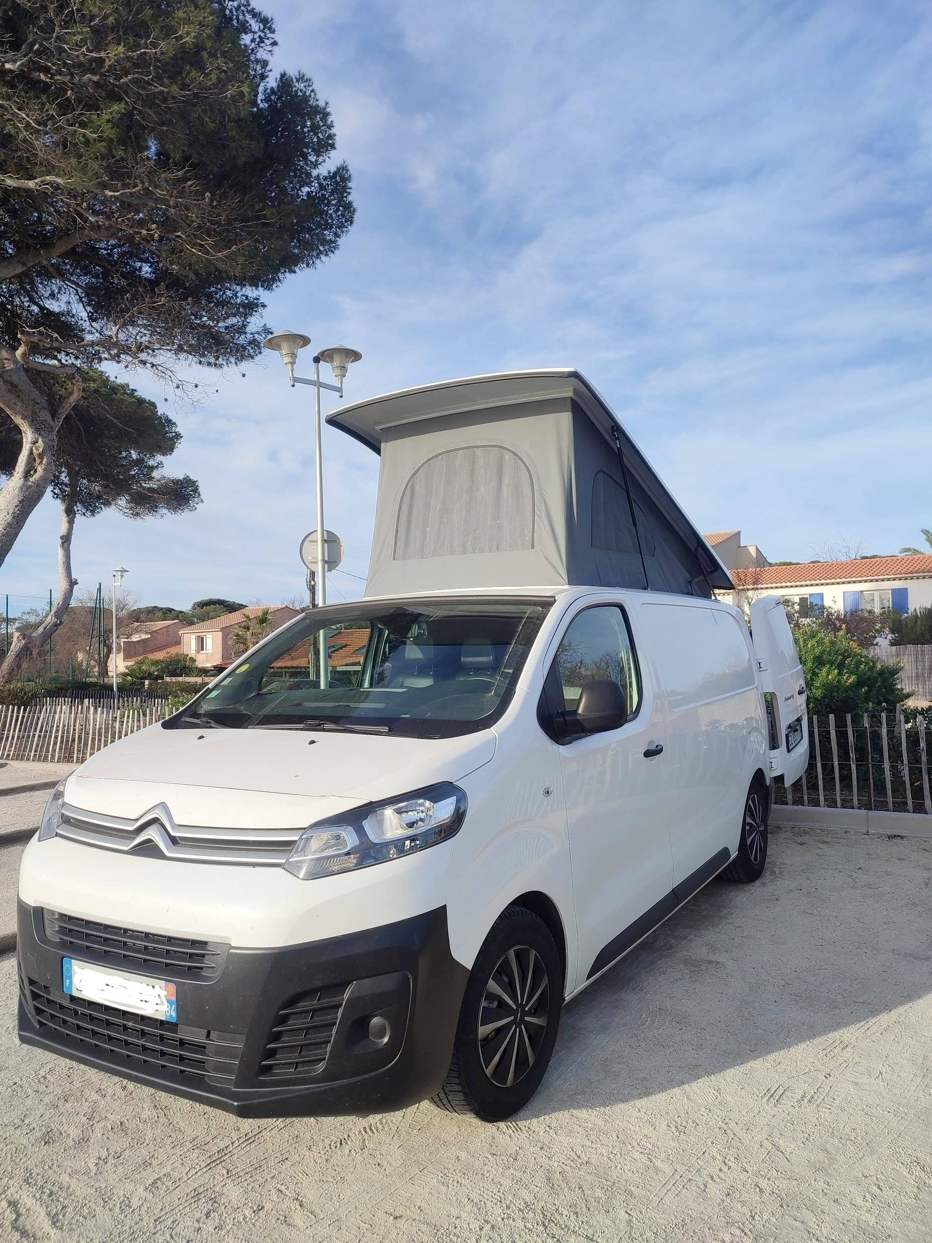 Vue avant de 3/4 Citroën Jumpy 1.6L 90CV - Yescapa