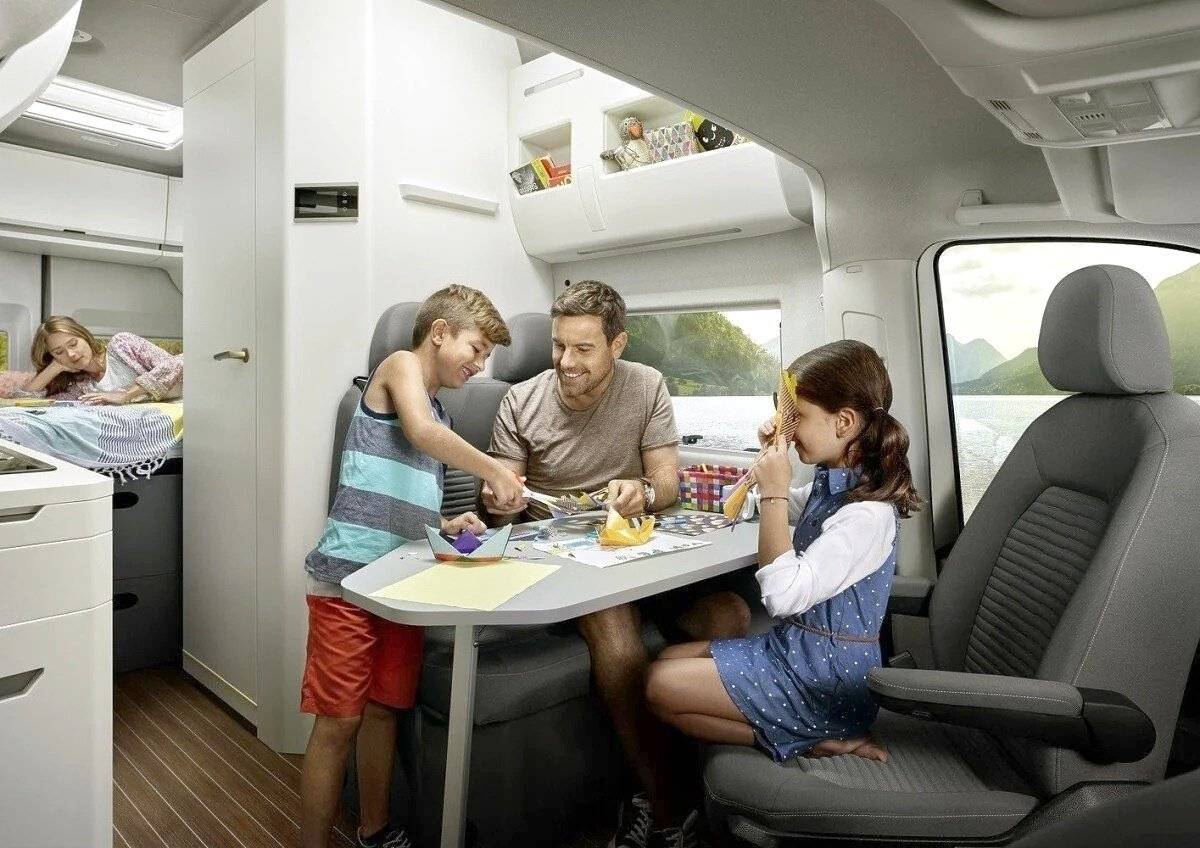 Dining Area Volkswagen Grand California 600 - Yescapa