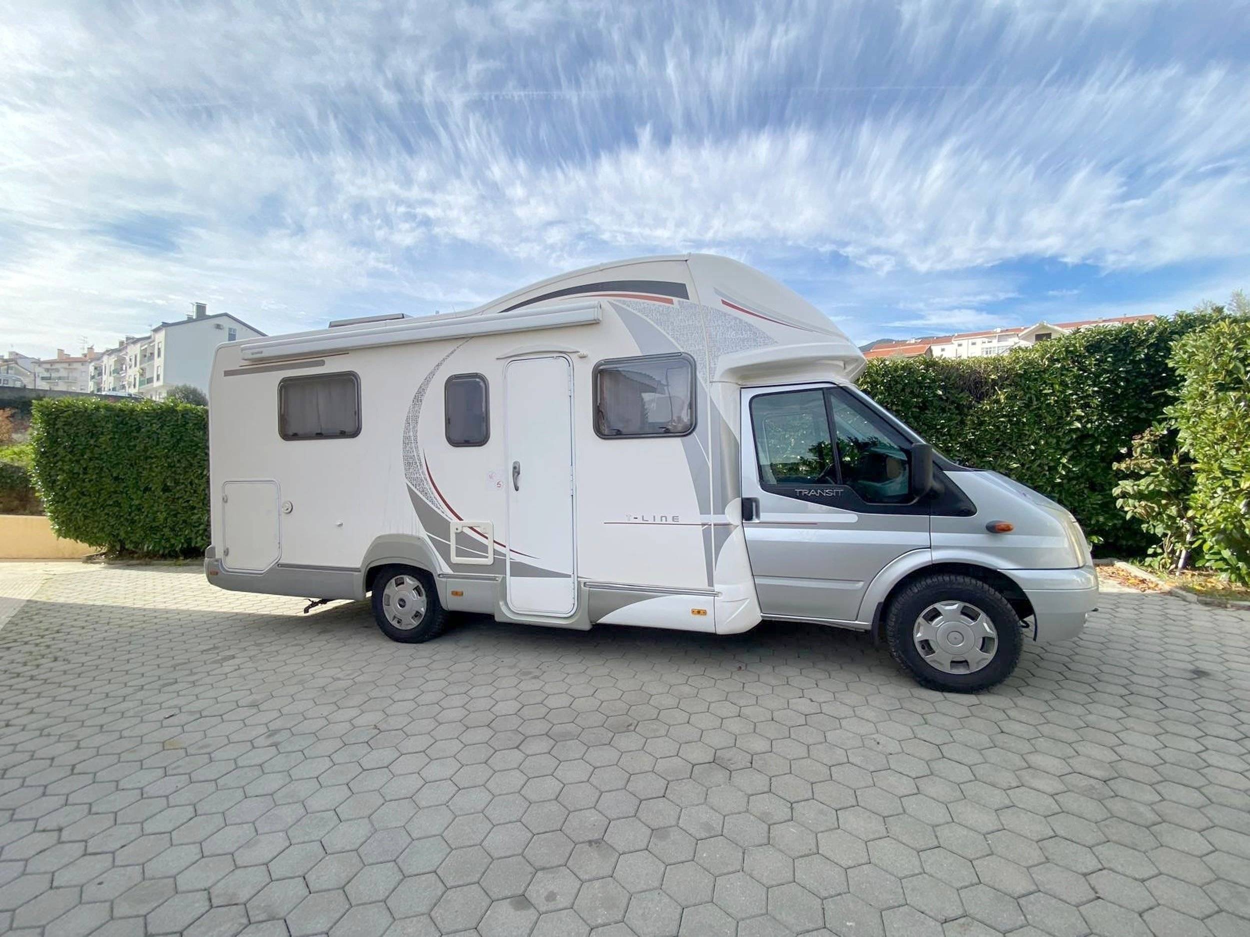 Front view from 3/4 Ford Transit 2,0 l 155 ch - Yescapa