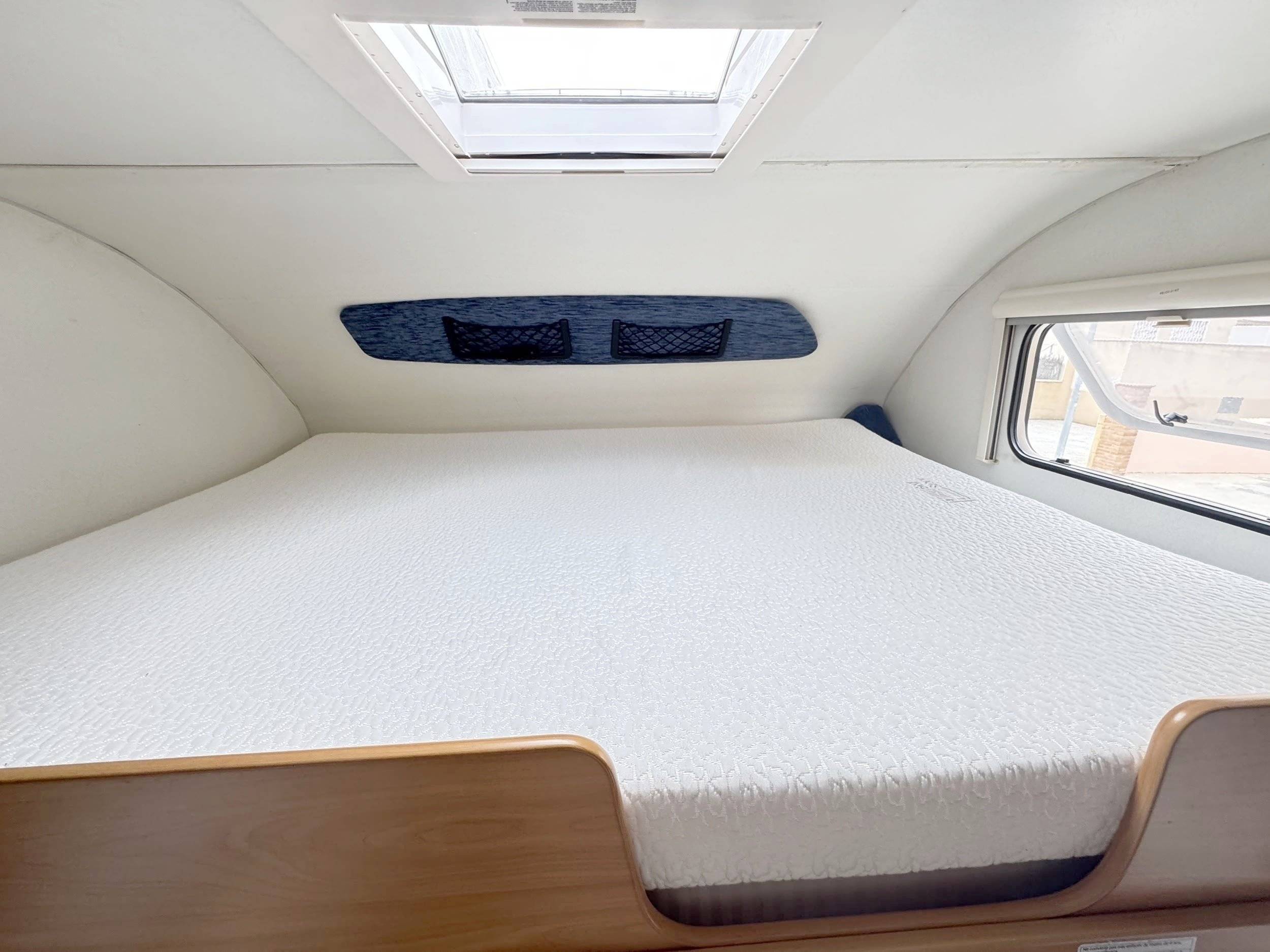 Área de jantar Ford Transit 2,4 l TDCi 140 ch. - Yescapa