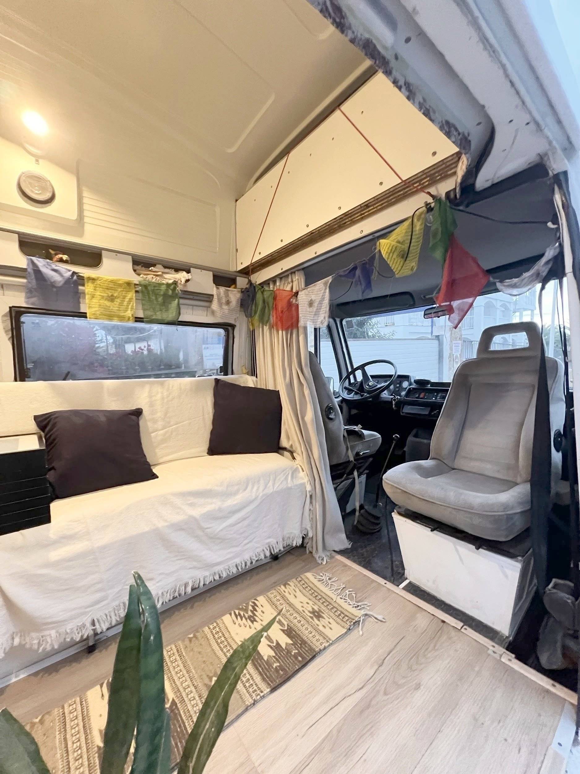 Coin repas Mercedes James Cook 207d - Yescapa