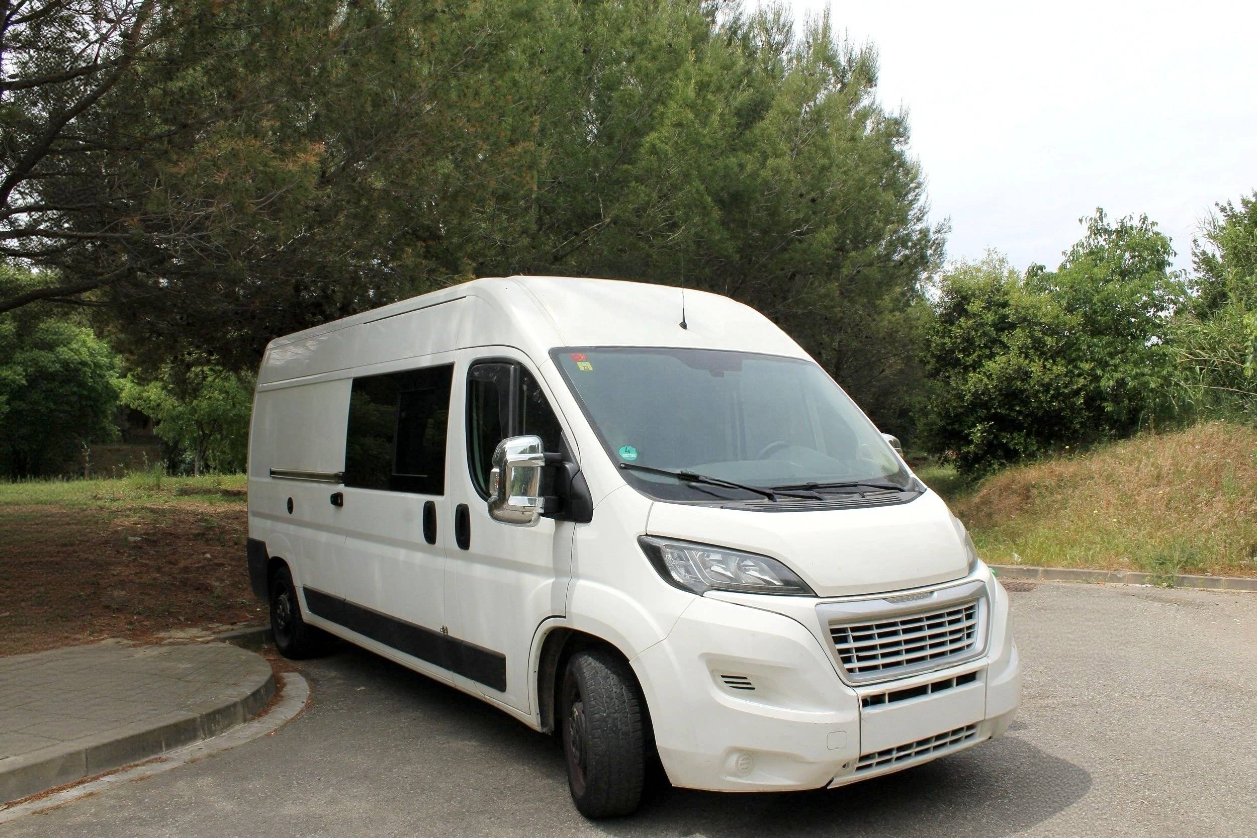 Vista del vehicle angle davanter Peugeot PEUGEOT BOXER L3H2 - Yescapa