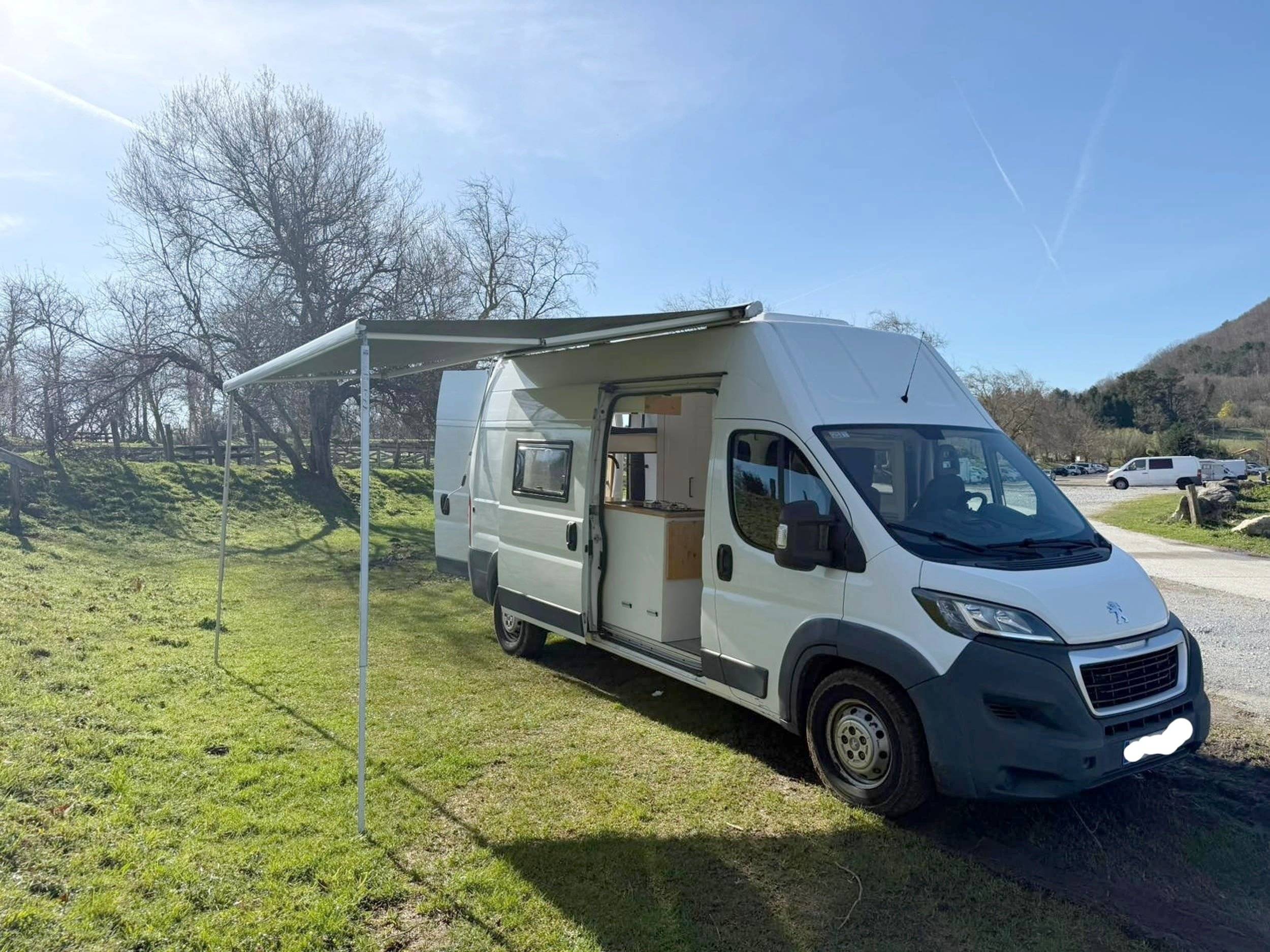 Front view from 3/4 Peugeot Boxer 2,0 l 130 ch - Yescapa