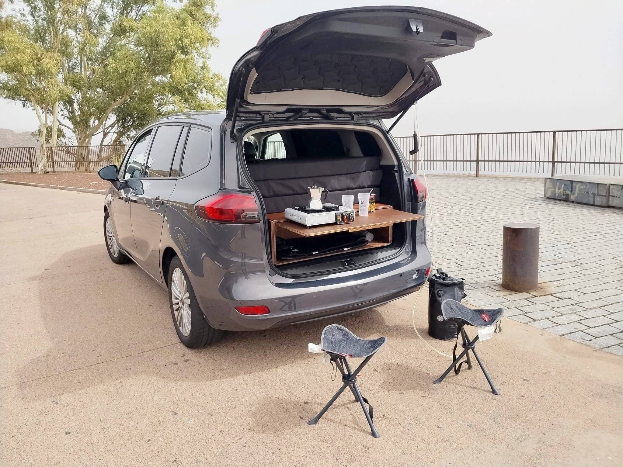 Vista del vehículo ángulo delantero Opel Zafira - Yescapa
