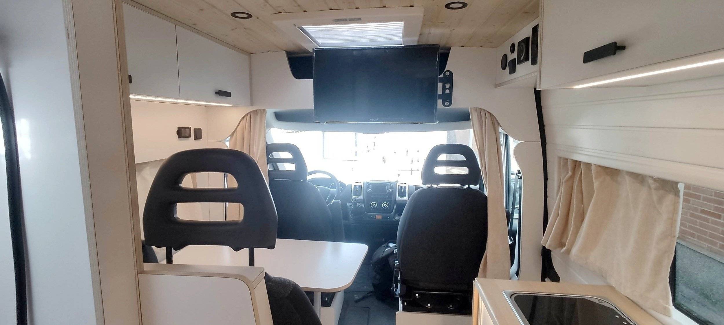 Dining Area Fiat Ducato 2,3 l Multijet. - Yescapa