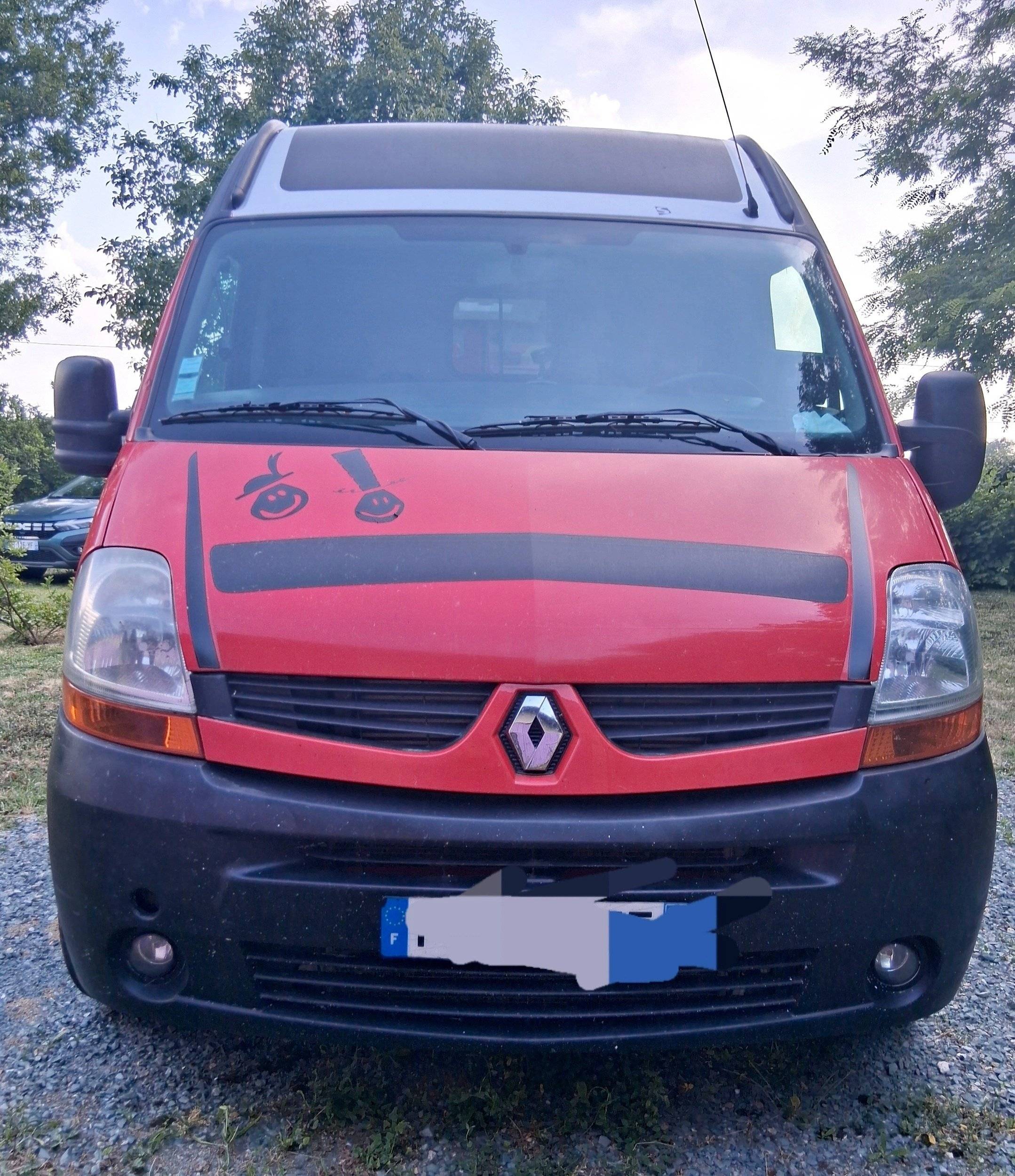 Vue avant de 3/4 renault master - Yescapa