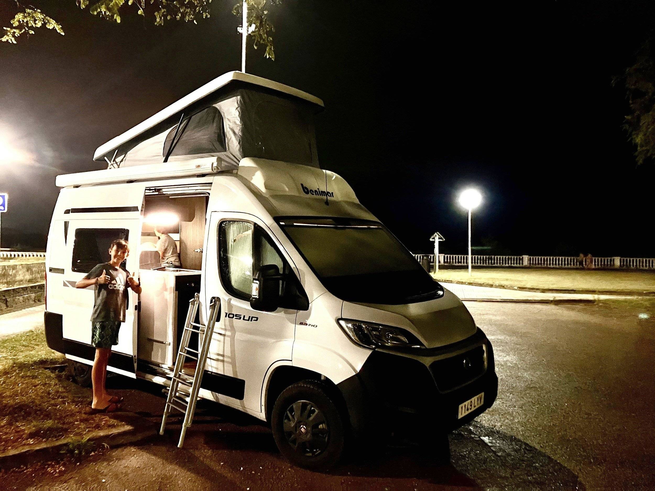 Vista del vehicle angle davanter Fiat Fiat ducato auto spa 230 - Yescapa