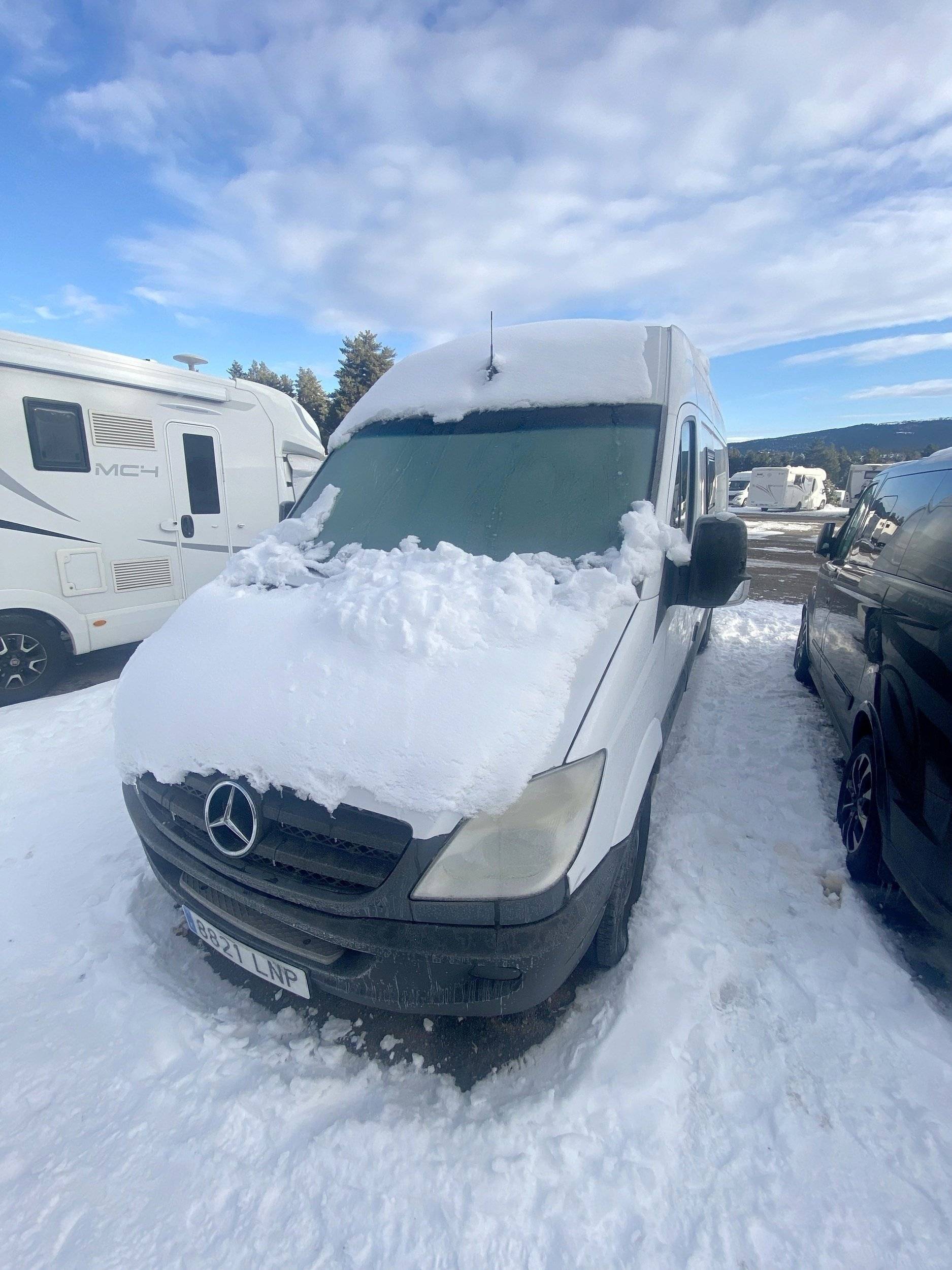 schräge Vorderansicht Mercedes Sprinter - Yescapa
